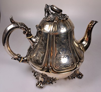 26750087e - Teapot, Shaw & Fisher, Sheffield, around 1870, silver-plated metal, chased decor with baroque style elements, fully sculptured lid crown with leaves and flower buds, height 19 cm, approx. 846g