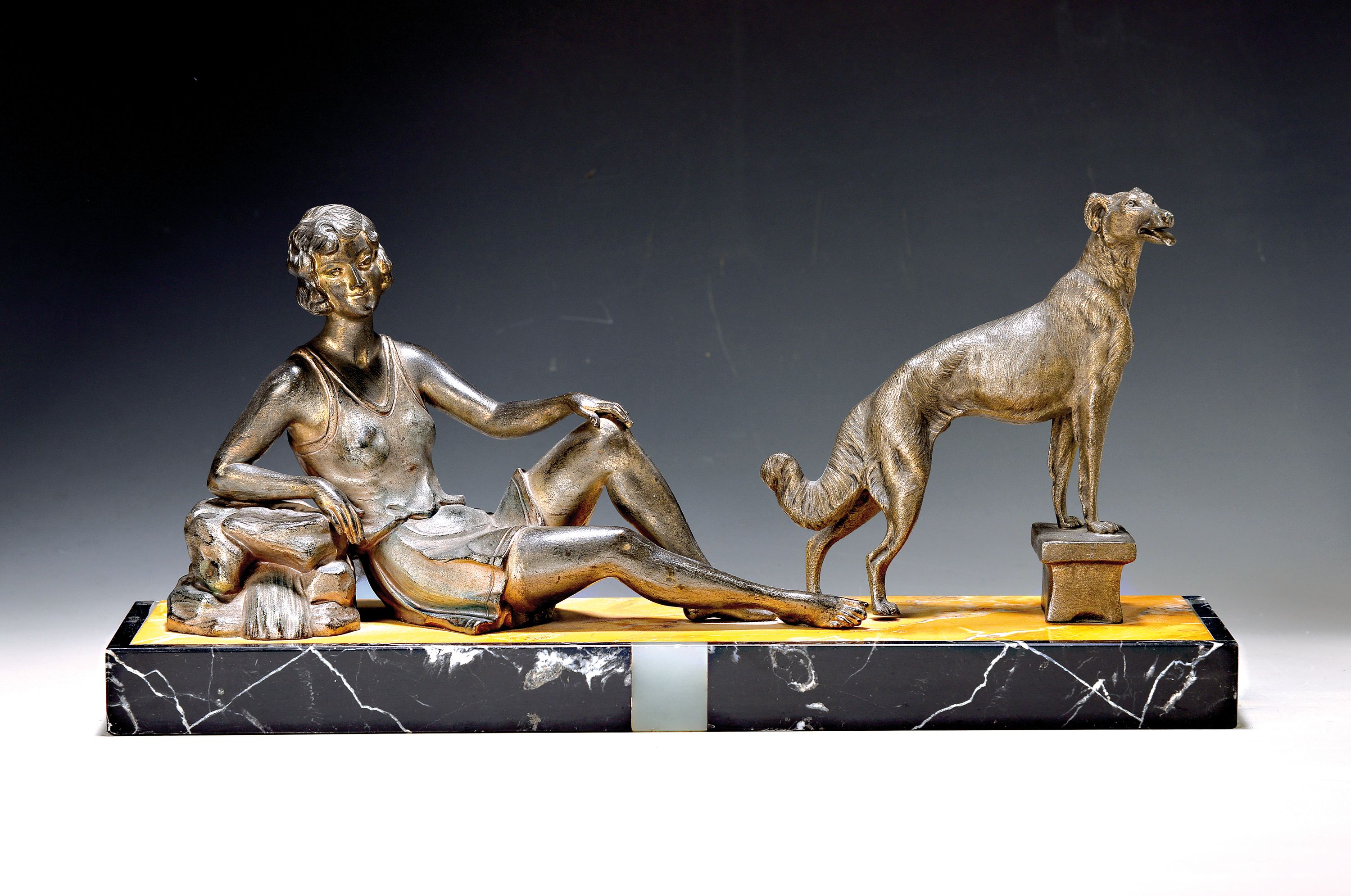 Art-Deco-Figur, Frankreich, 1930er Jahre, Junge Frau mit Windhund, Metallguß auf zweifarbigem Marmorsockel, sign. Balleste (Enrique Molins-Balleste, ...