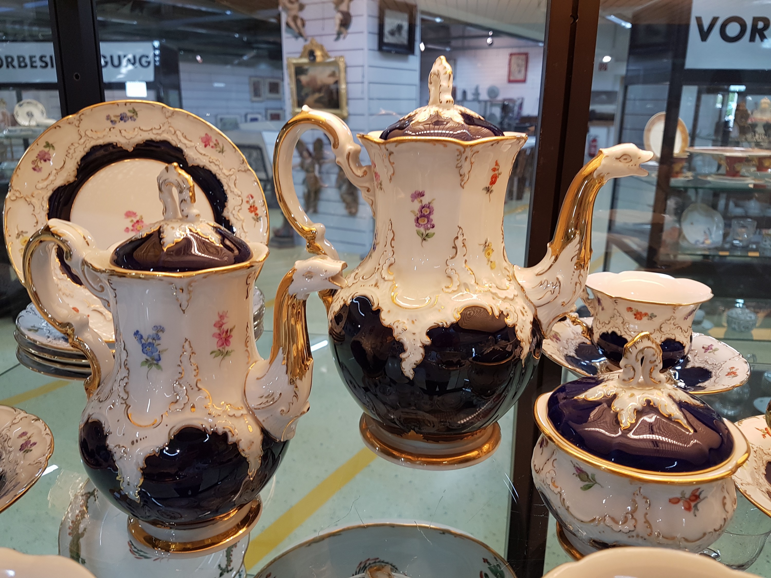Detail b: Kaffeeservice, Meissen, um 60er Jahre, B-Form, für 5 Personen, 5 Kaffeetassen mit Untertassen, 5 Dessertteller, Kaffeekanne, kl. Kaffeekanne, ...