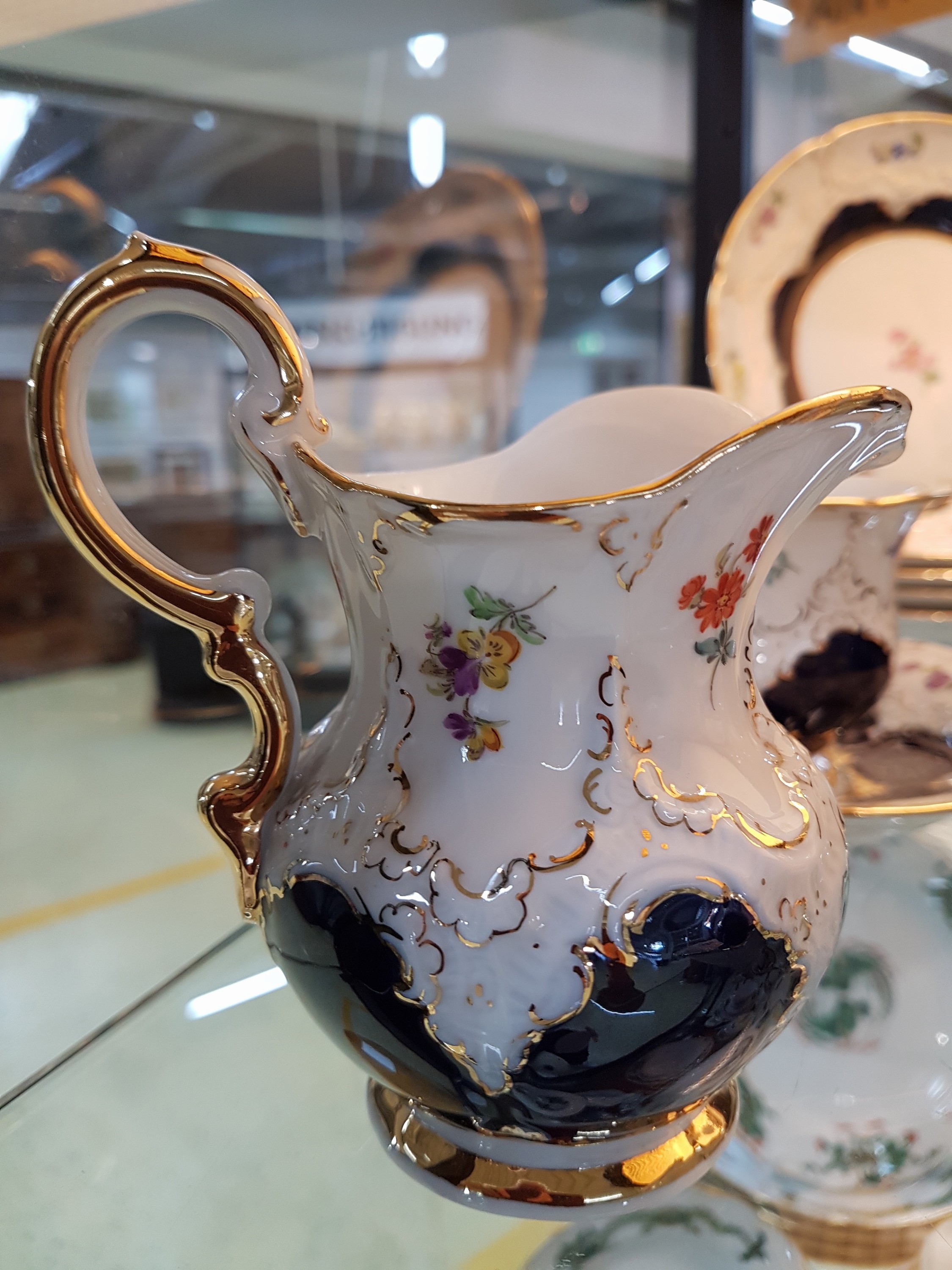 Detail c: Kaffeeservice, Meissen, um 60er Jahre, B-Form, für 5 Personen, 5 Kaffeetassen mit Untertassen, 5 Dessertteller, Kaffeekanne, kl. Kaffeekanne, ...