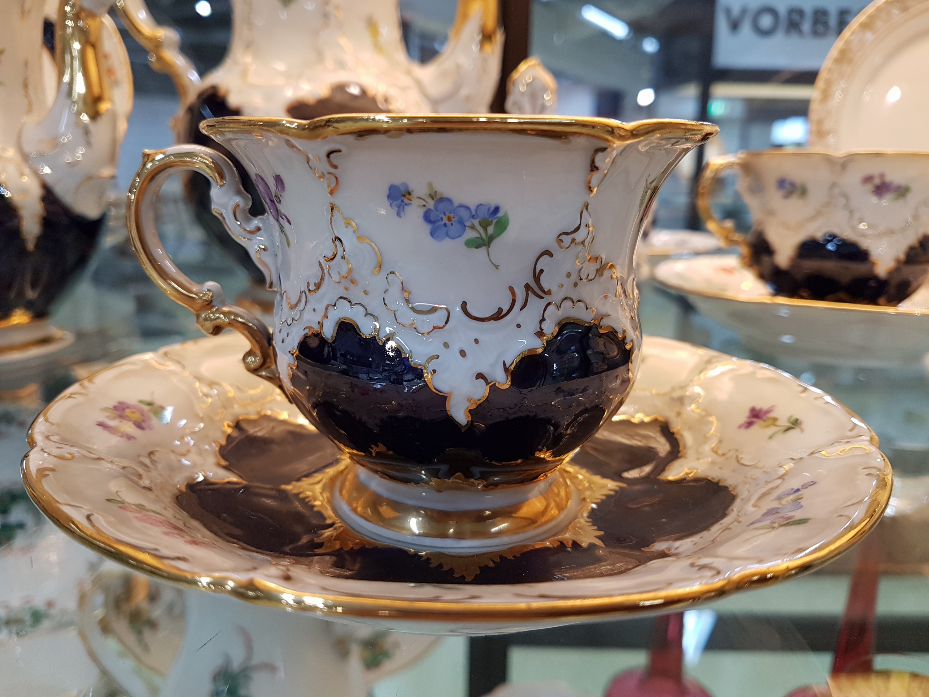 Detail e: Kaffeeservice, Meissen, um 60er Jahre, B-Form, für 5 Personen, 5 Kaffeetassen mit Untertassen, 5 Dessertteller, Kaffeekanne, kl. Kaffeekanne, ...