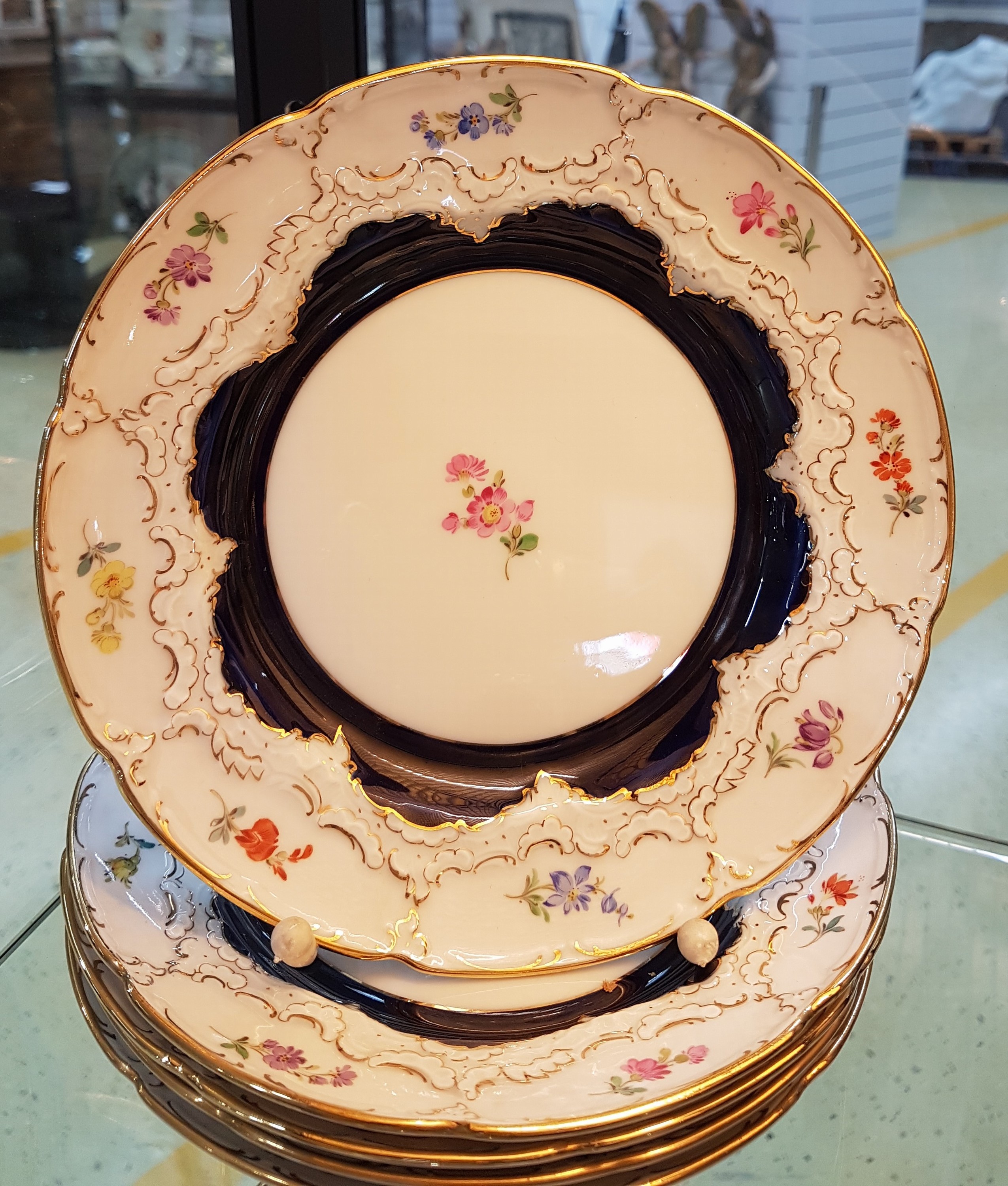 Detail f: Kaffeeservice, Meissen, um 60er Jahre, B-Form, für 5 Personen, 5 Kaffeetassen mit Untertassen, 5 Dessertteller, Kaffeekanne, kl. Kaffeekanne, ...