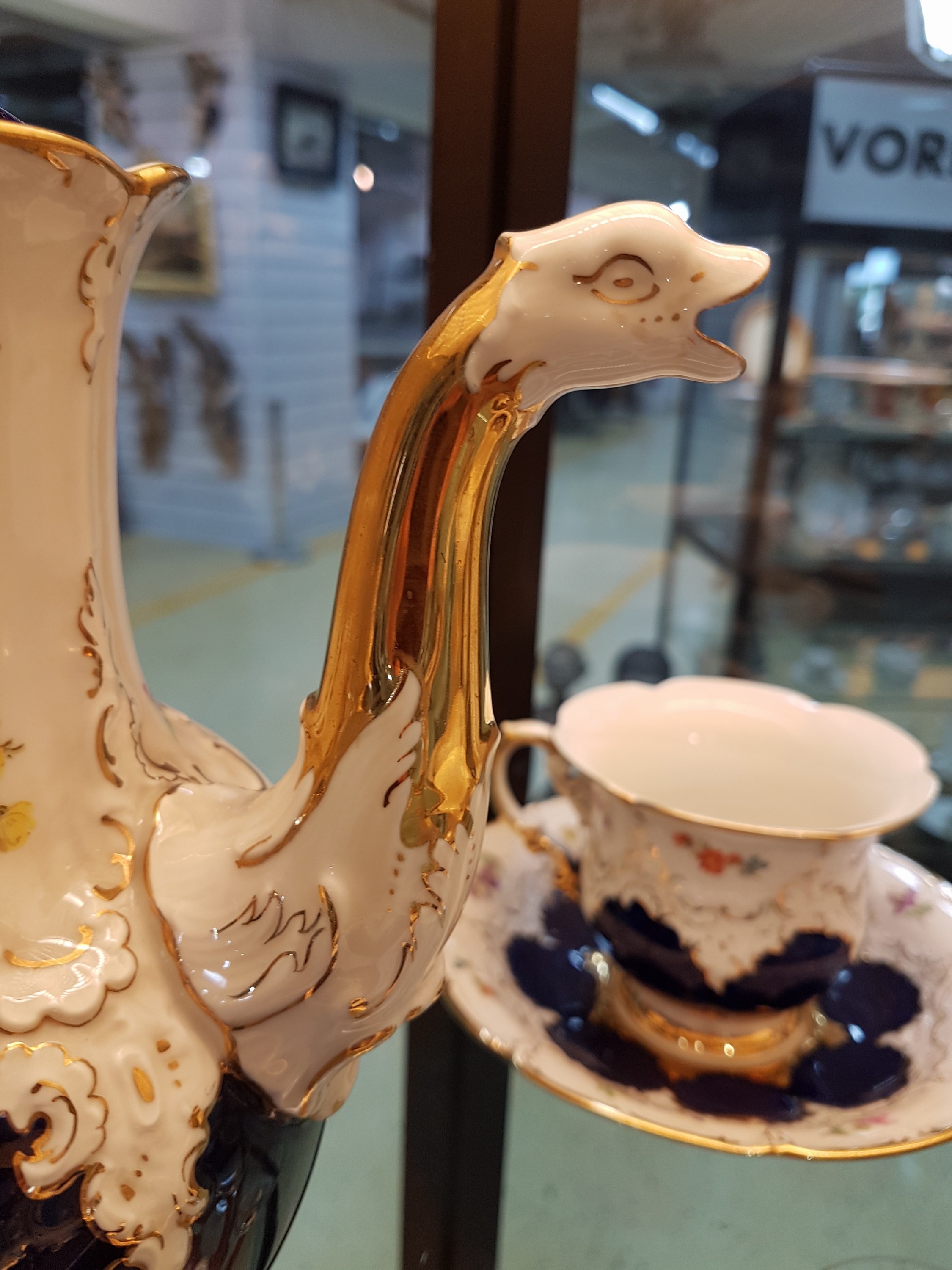 Detail g: Kaffeeservice, Meissen, um 60er Jahre, B-Form, für 5 Personen, 5 Kaffeetassen mit Untertassen, 5 Dessertteller, Kaffeekanne, kl. Kaffeekanne, ...