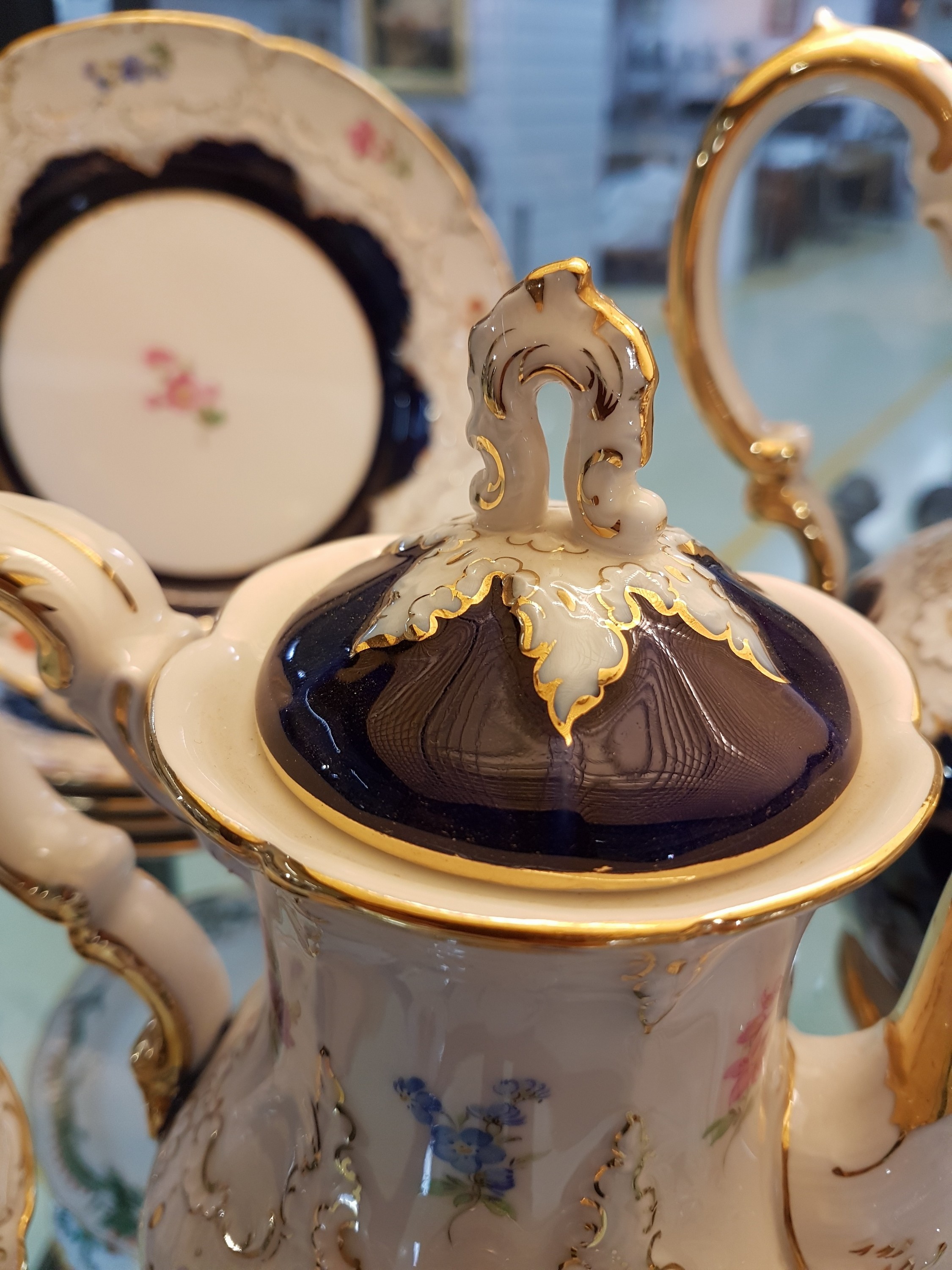 Detail h: Kaffeeservice, Meissen, um 60er Jahre, B-Form, für 5 Personen, 5 Kaffeetassen mit Untertassen, 5 Dessertteller, Kaffeekanne, kl. Kaffeekanne, ...