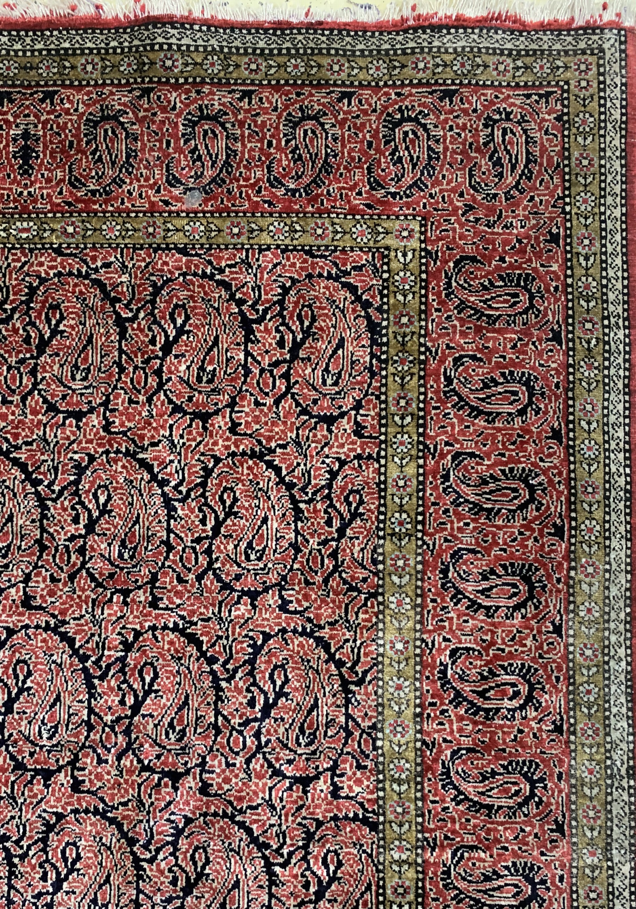 Detail b: Ghom Seide, Persien, umm 1970, reine Naturseide, ca. 125 x 85 cm, verfärbt, EHZ: 2