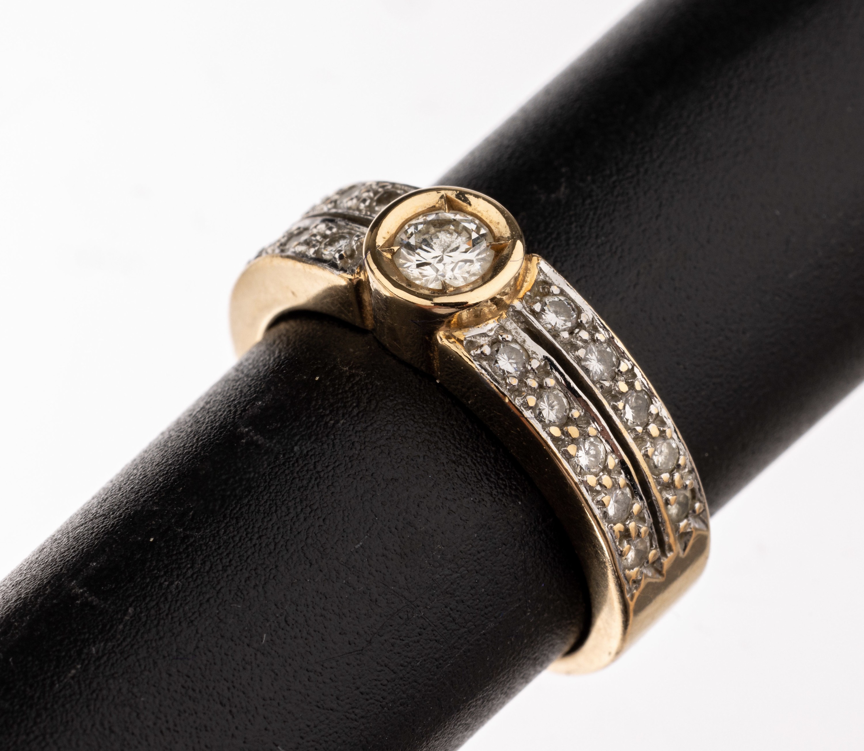 14 kt Gold Brillant-Ring, GG 585/000, mittig Brillant ca. 0.15 ct Weiß/si, Ringschultern mit 20 Brillanten zus. ca. 0.20 ct Weiß/si, RW 51, ca. ...