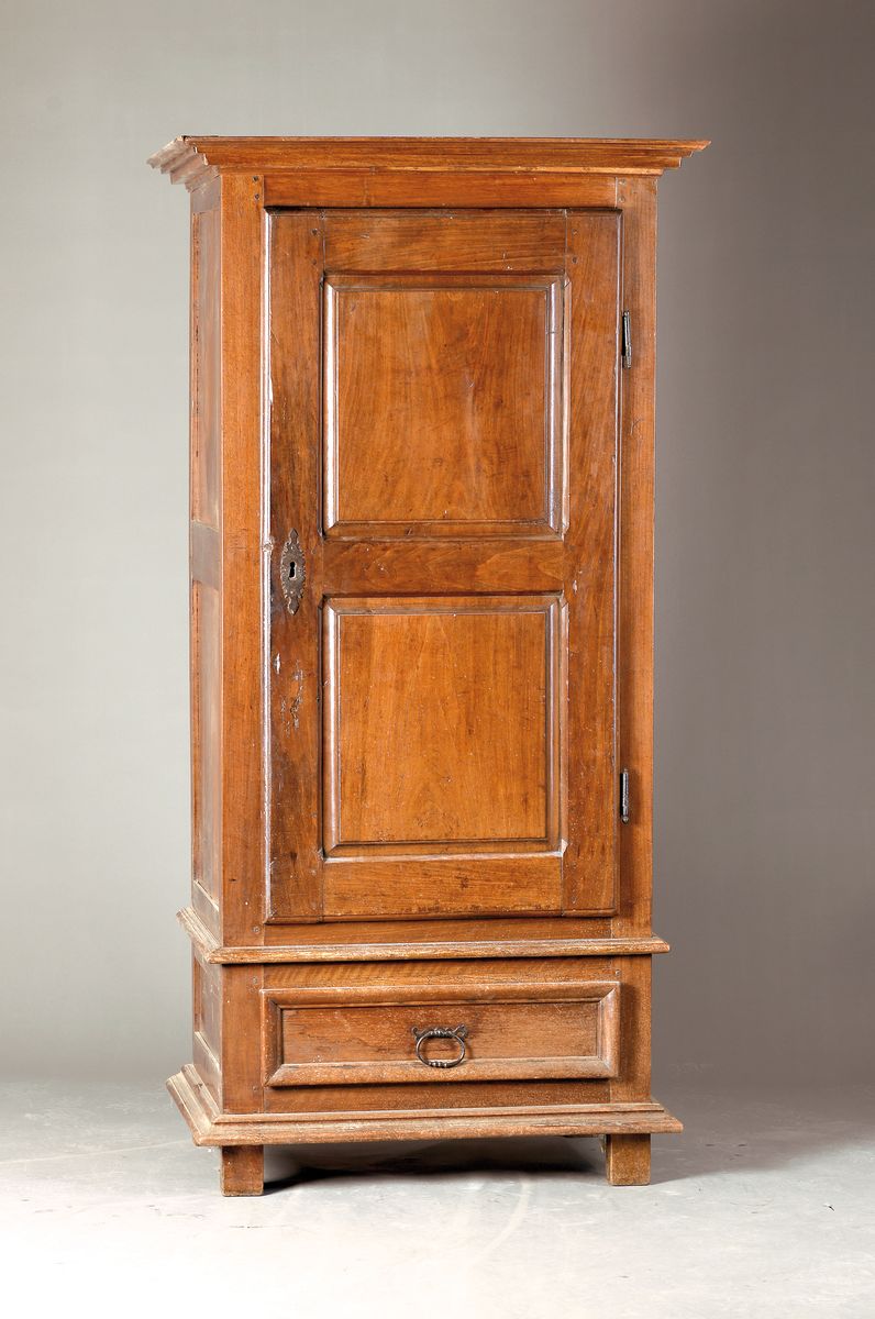Brotschrank, Frankreich, Umgebung Straßburg, um 1790/1800, Nußbaum massiv, Front und Seiten mit kassettierten Füllungen, 4fach gestuft, Beschläge ...