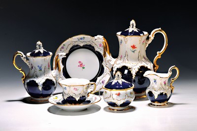 Image 26750107 - Coffee service, Meissen, around the 1960s, B- shape, for 5 people, 5 coffee cups with saucers, 5 dessert plates, coffee pot, small coffee pot, sugar bowl, milk jug, partly decorated in cobalt blue, gold decoration and scattered flowers, 2nd choice, one pin on the inside of the lid is missing