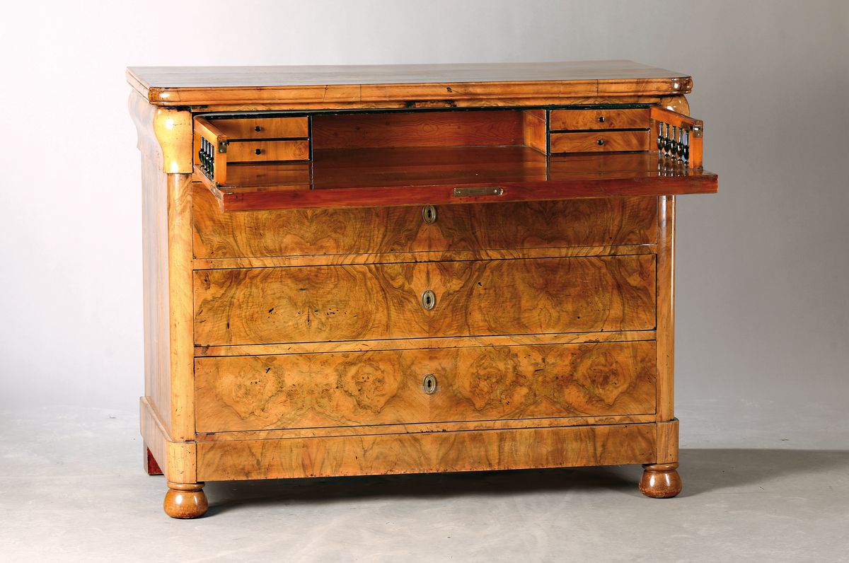 Biedermeier-Schreibkommode, süddeutsch, um 1835, Nußbaum und Nussbaumwurzelholz auf Nadelholz furniert, 4 Schubladen, oberer Schub als aufklappbare ...