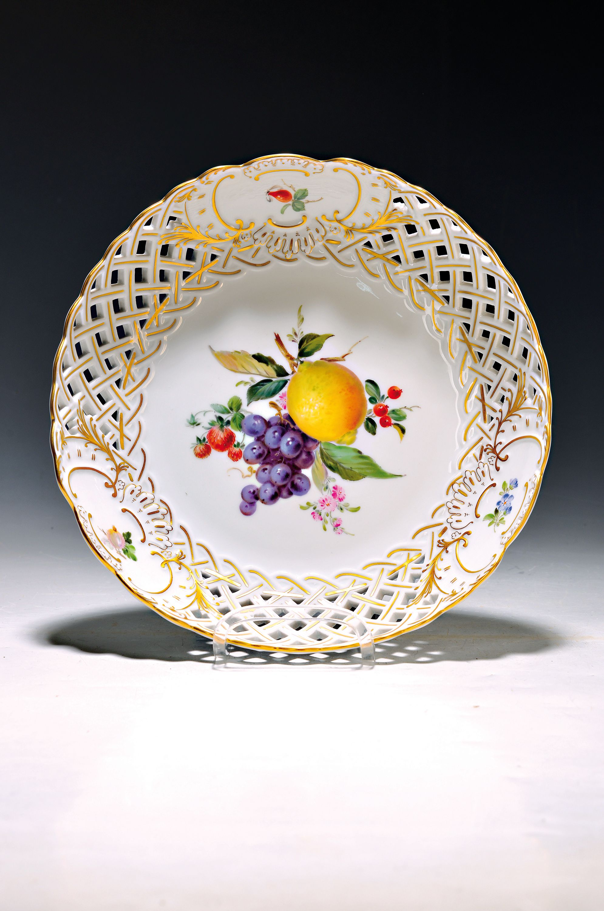 Obstschale, Meissen, 20. Jh., Porzellan, mittig mit großer Früchtemalerei, Wandung mit Durchbrucharbeit, Goldstaffage, D. ca. 24.5 cm