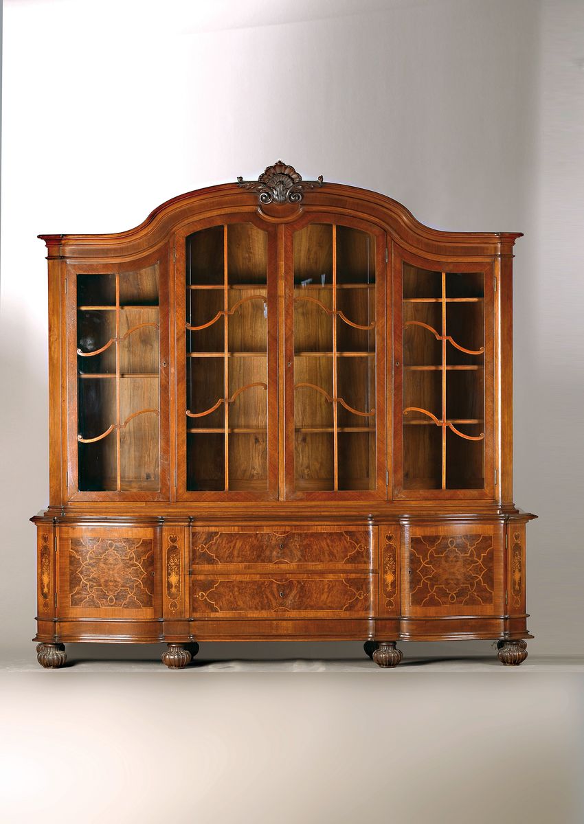 Aufsatzvitrine bzw. Bücherschrank, deutsch, um 1910, Korpus Weichholz, Nußbaum- bzw. Wurzelnußfurnier, auf gedrechselten Kugelfüßen kanneliert, ...