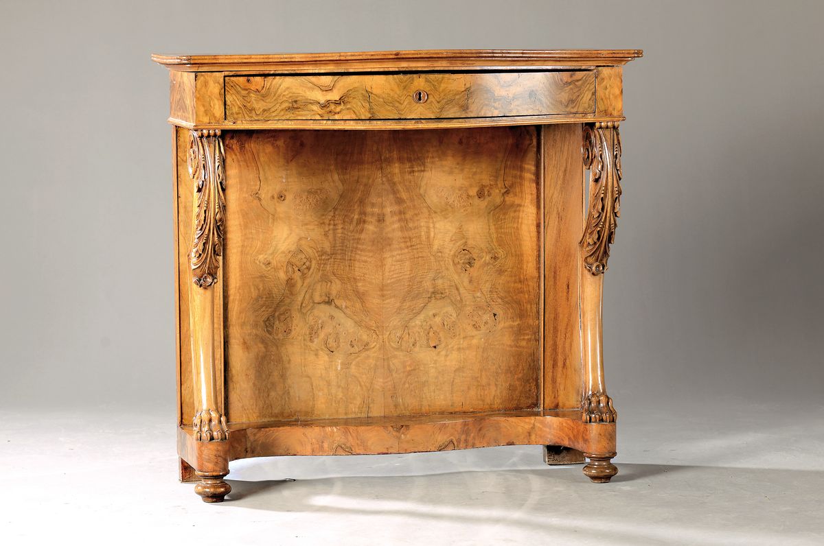 Wandkonsole, deutsch, um 1870, Nussbaumwurzelnussfurnier, z.T. gespiegelt verlegt, Platte mit Furnierschäden, ca. 87x92x39 cm, EZ 3
