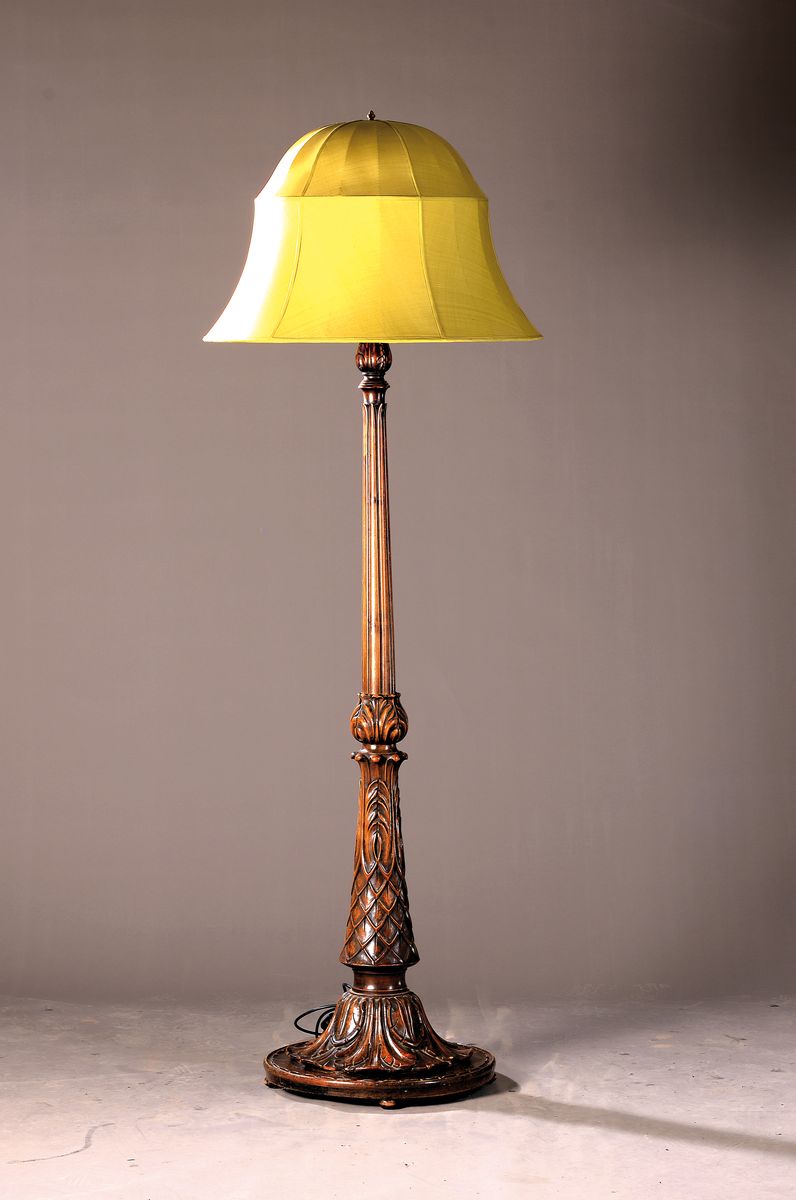 Stehlampe, deutsch, 19./20.Jh., Nußbaum, reiche Drechselarbeit und aufwendige Schnitzerei, Akanthusblatt- und Blütendekor, Fuß beschädigt, Schirm ...