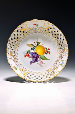 Image 26750260 - Fruit bowl, Meissen, 20th century, porcelain, in the middle with a large fruit painting, wall with breakthrough work, gold decoration, diameter approx. 24.5 cm