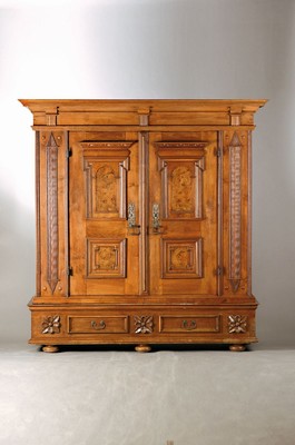 Image 26750280 - Facade cabinet, southern German, Freiburg area, 18th/19th Century, fronts mostly solid walnut, inside softwood and burl walnut veneer, partly mirrored, in the 2nd half of the 19th century. supplemented by additional appliqués in the upper door area or headboard as a so-called reinforced moment, wreath extension and secondary feet, floral decoration and blind drawers, pilaster strips with style type. Carvings, lock around 1750/60, bronze fittings secondary, banding old but not from the period, simple interior furnishings secondary, 1 key, approx. 220x215x77 cm, condition 3, cf. Lit. Himmelheber 1970/73