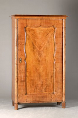 Image 26750296 - Single-door cupboard, Austria, around 1860, elm veneer, recessed curved door panel, 1 key without function, approx. 169x100x50 cm, condition 2-3
