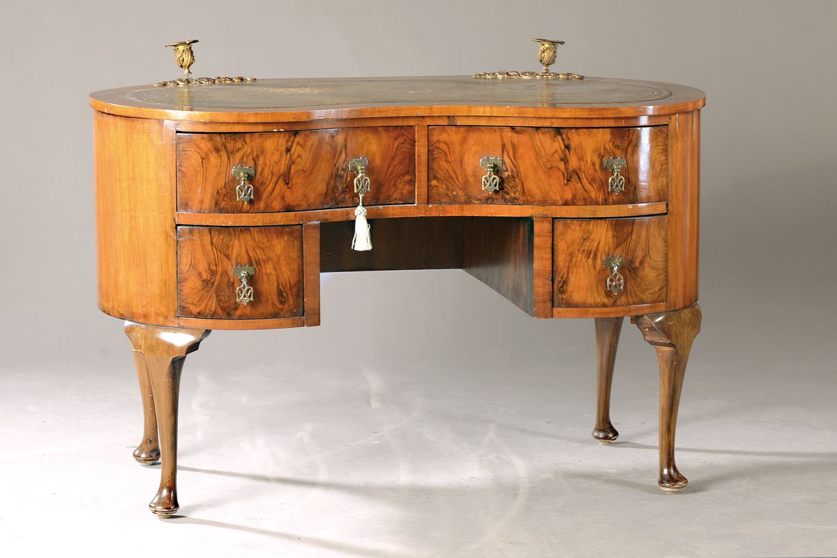 Damenschreibtisch/kleiner Schreibtisch, um 1915/20, Nussbaumfurnier, z.T. massiv, nierenförmig, Lederplatte, zwei fest montierte Messingleuchter auf ...