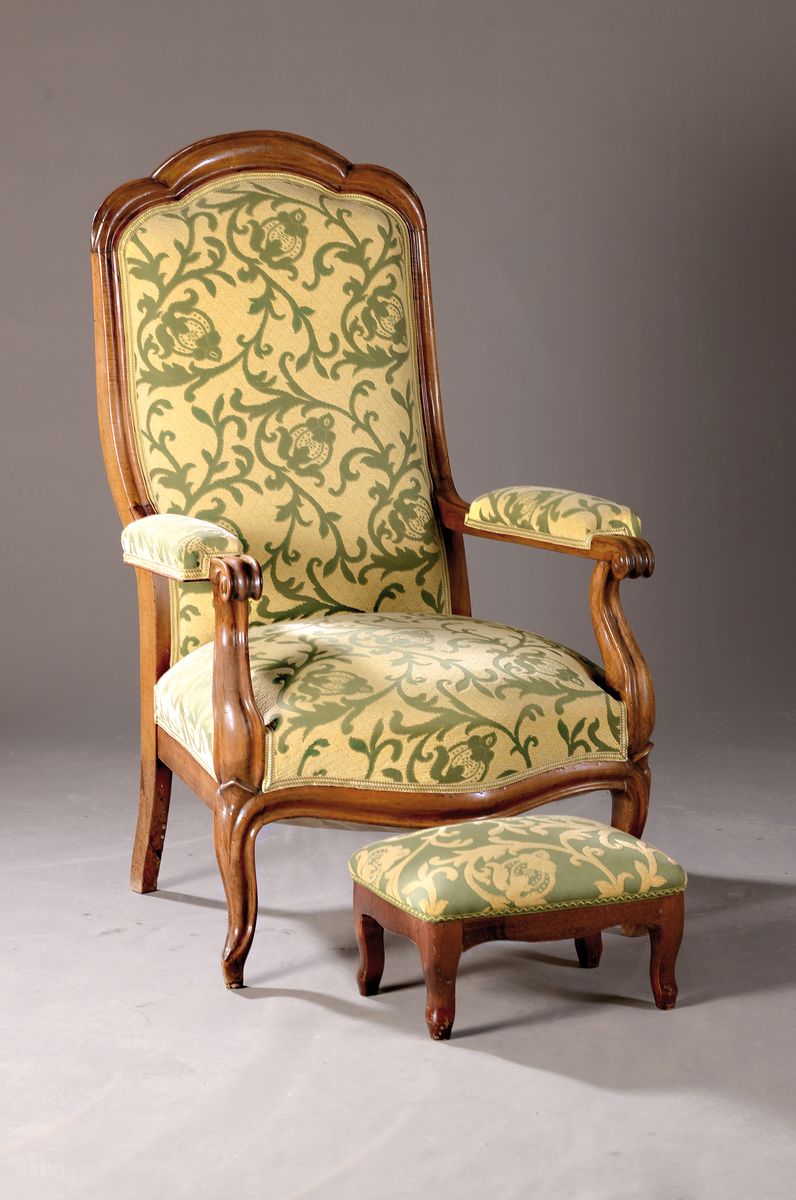 Armlehnsessel mit Fußhocker, um 1880/90, Nussbaum massiv, Bezug erneuert, 110x60x70 cm,EZ 2-3
