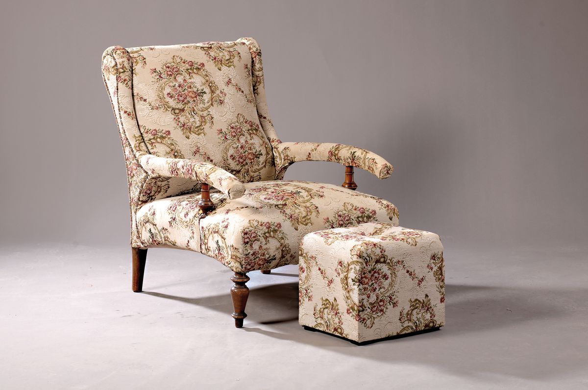 Sessel mit Fußhocker, 20.Jh., Bezug mit Rosendekor, ca. 90x63x90 cm, EZ 2