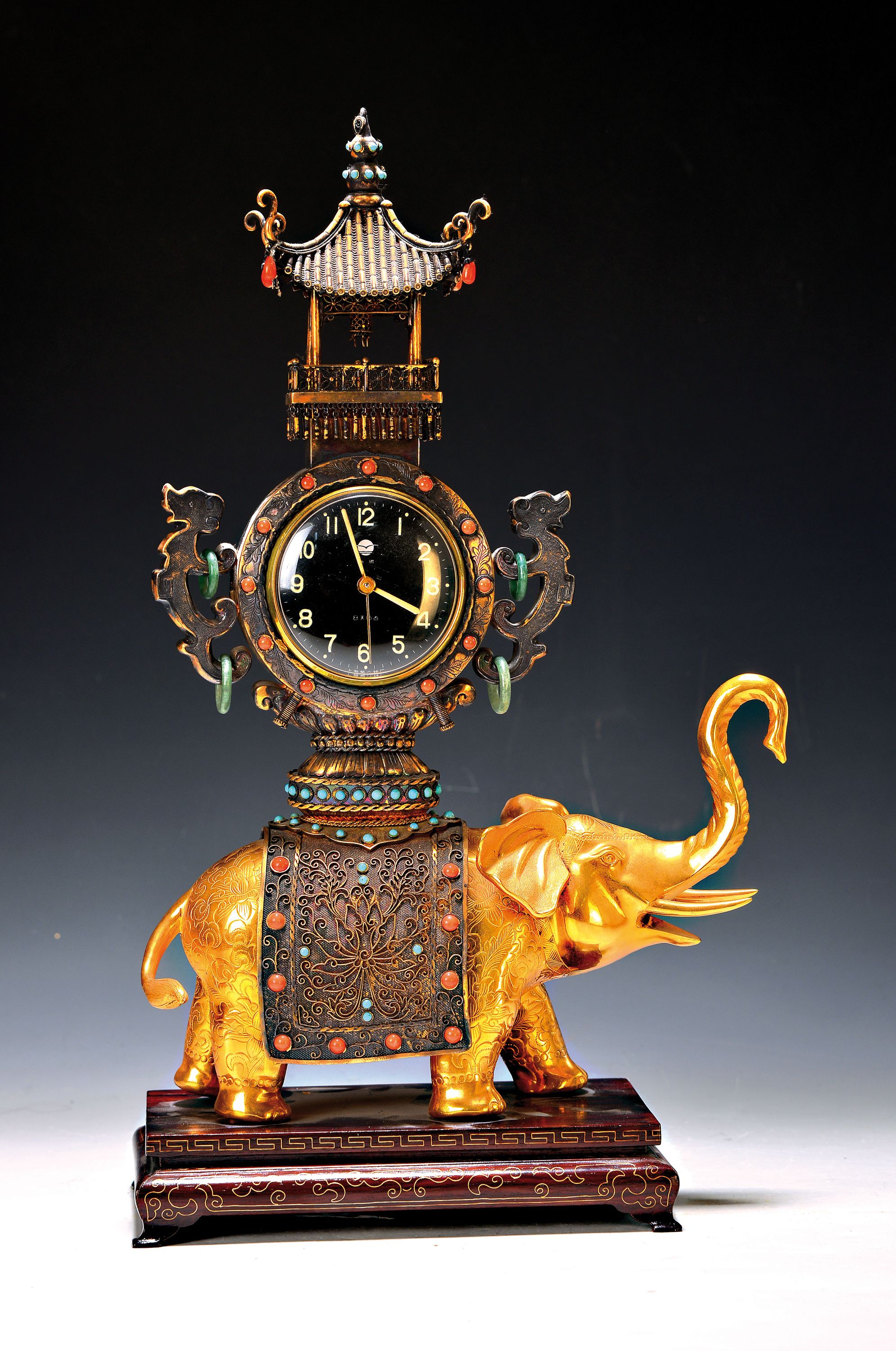 Figurenuhr mit Wecker, fernöstliche Fertigung um 1930/50, in Form eines Prozessionselefanten, Silber, besetzt mit Türkis- und Karneolcabochons, ...