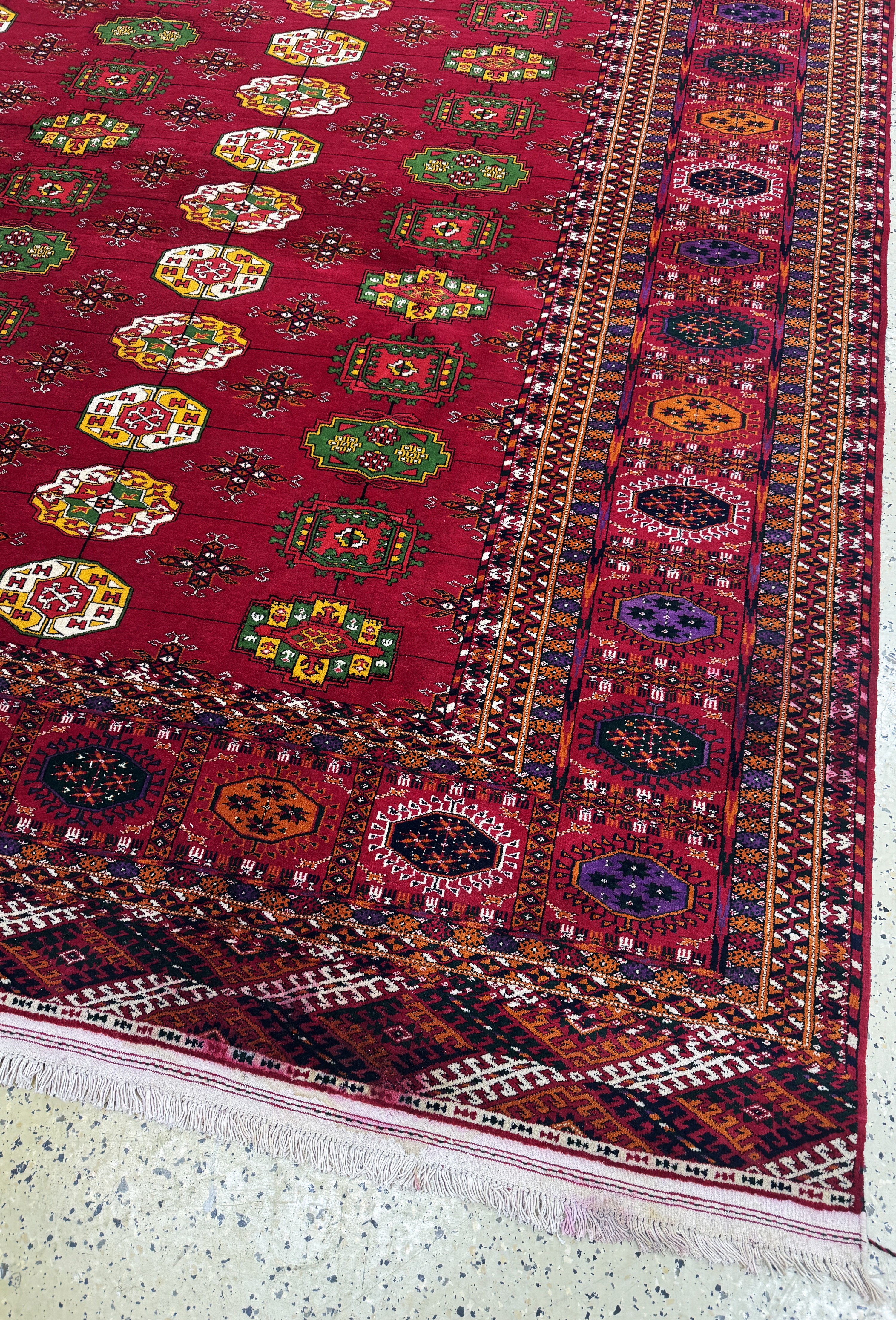 Detail a: Buchara"Palastteppich", Turkmenistan, Auftragsarbeit, ca. 10 Jahre, Wolle auf Wolle,ca. 720 x 364 cm, untere Bordüre verfärbt & ...