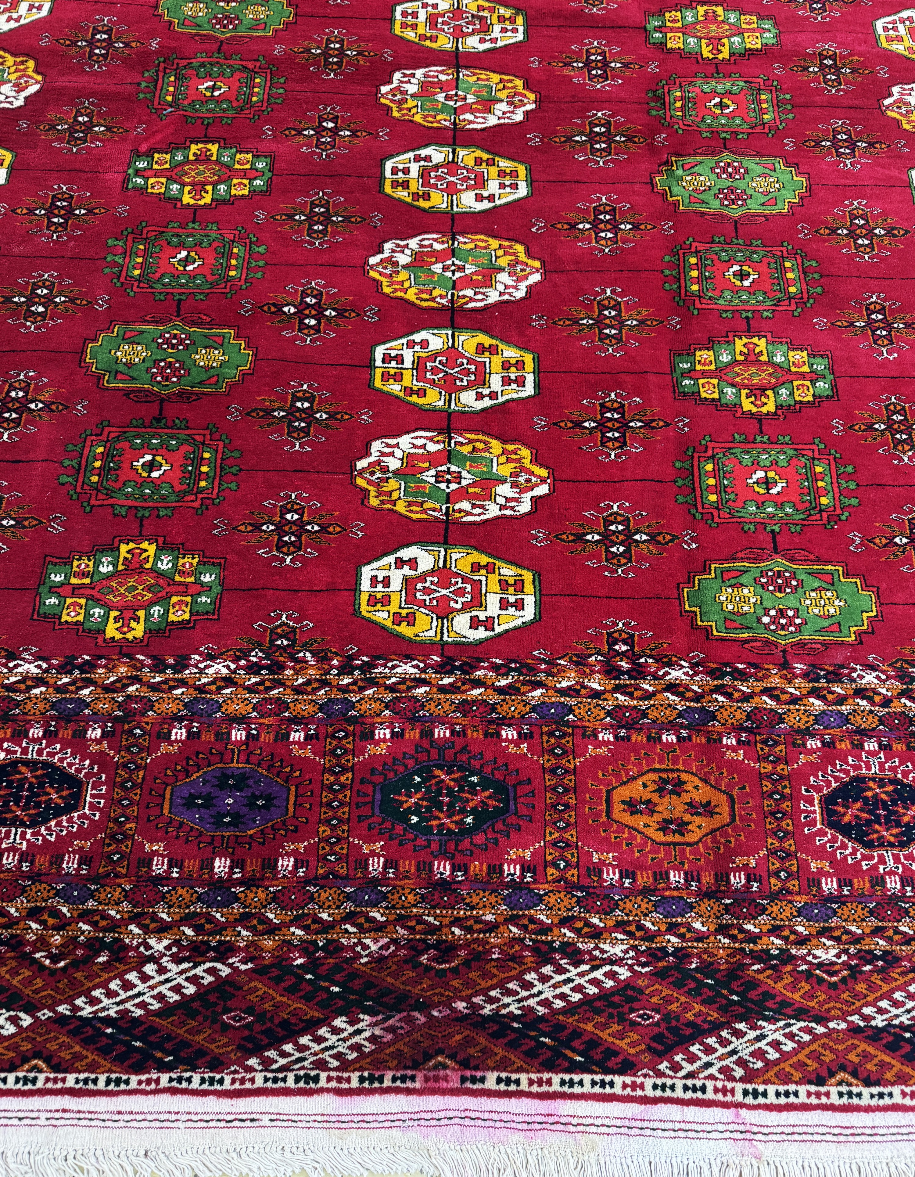 Detail b: Buchara"Palastteppich", Turkmenistan, Auftragsarbeit, ca. 10 Jahre, Wolle auf Wolle,ca. 720 x 364 cm, untere Bordüre verfärbt & ...