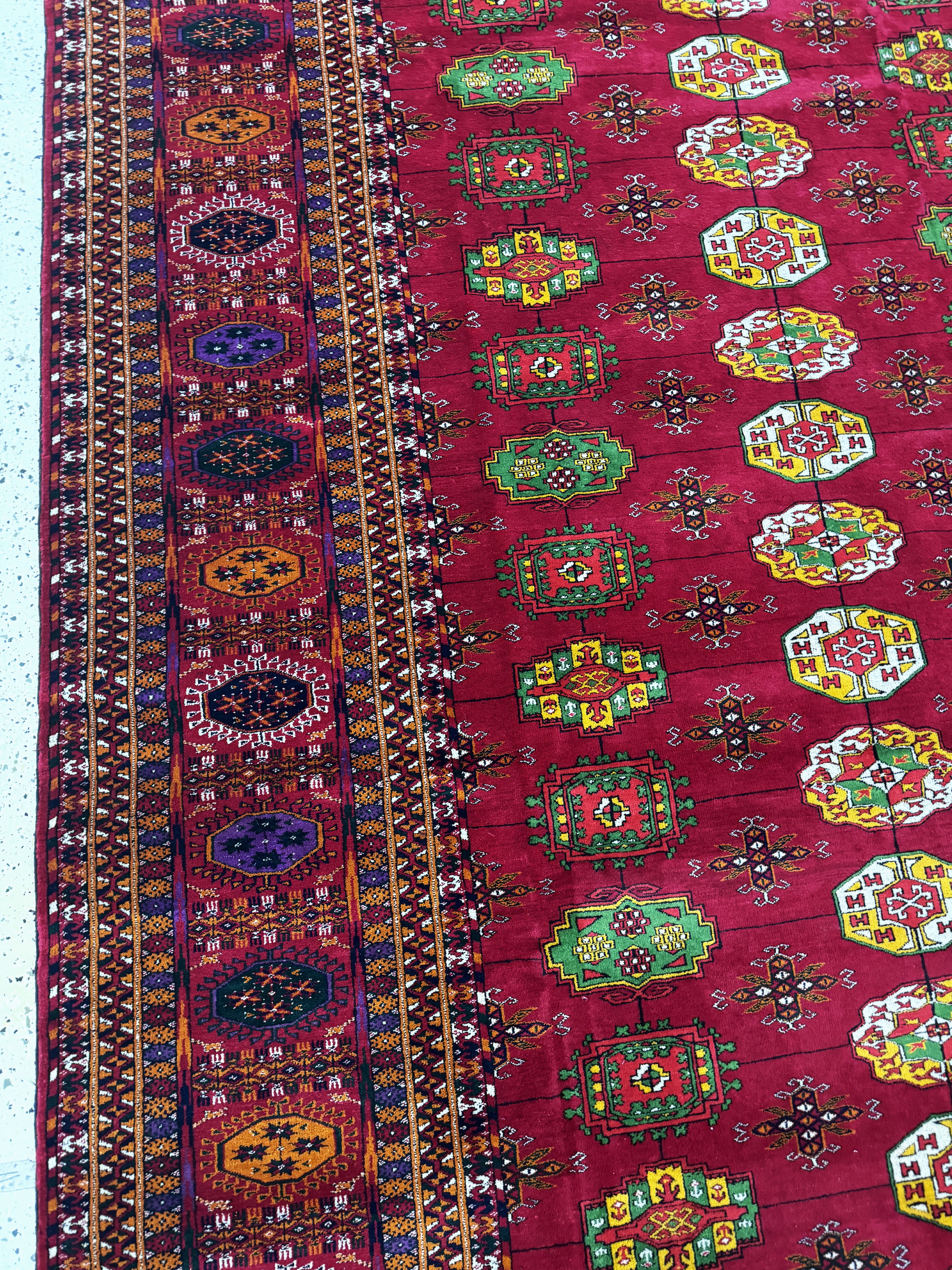 Detail d: Buchara"Palastteppich", Turkmenistan, Auftragsarbeit, ca. 10 Jahre, Wolle auf Wolle,ca. 720 x 364 cm, untere Bordüre verfärbt & ...