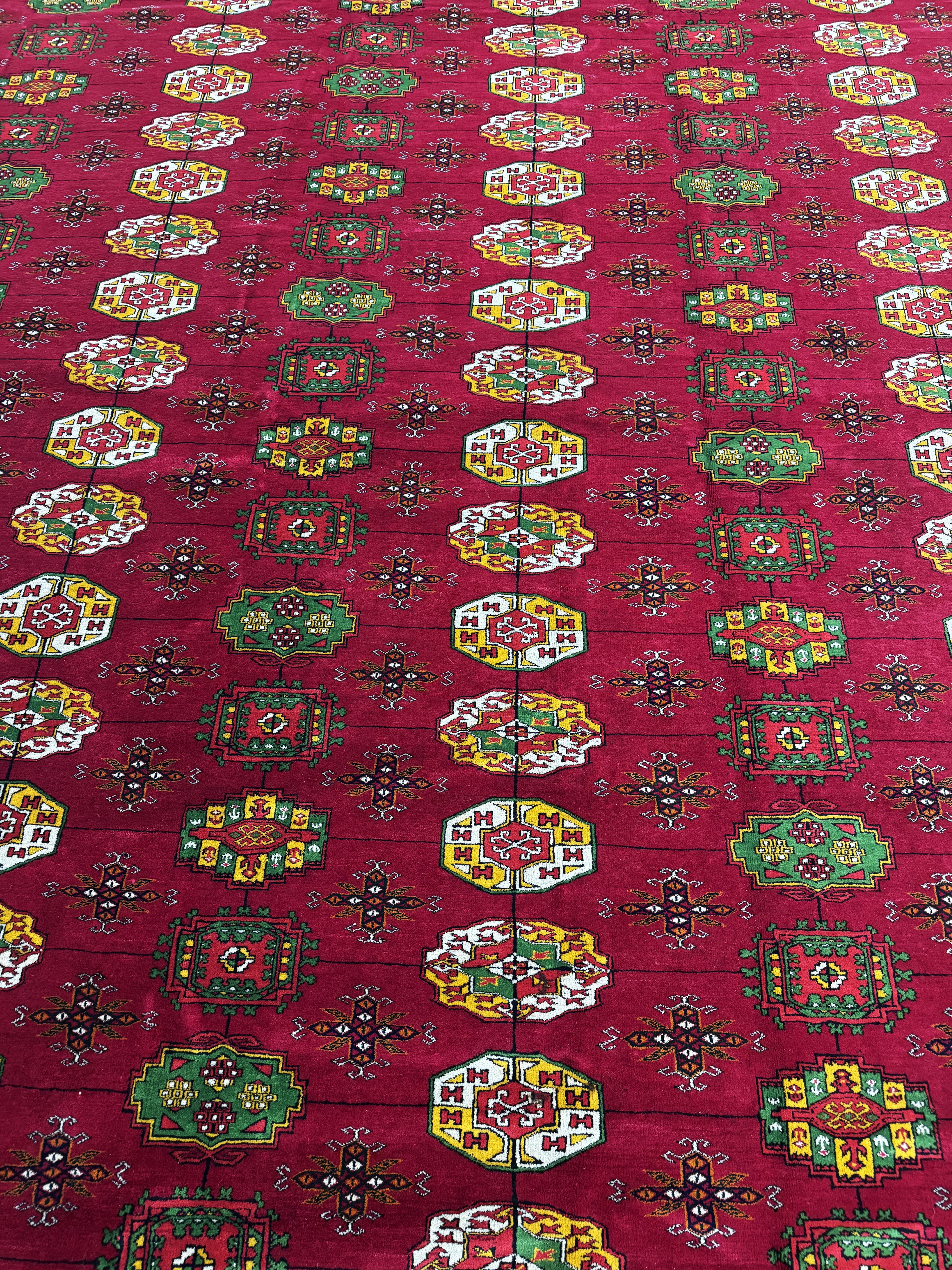 Detail e: Buchara"Palastteppich", Turkmenistan, Auftragsarbeit, ca. 10 Jahre, Wolle auf Wolle,ca. 720 x 364 cm, untere Bordüre verfärbt & ...