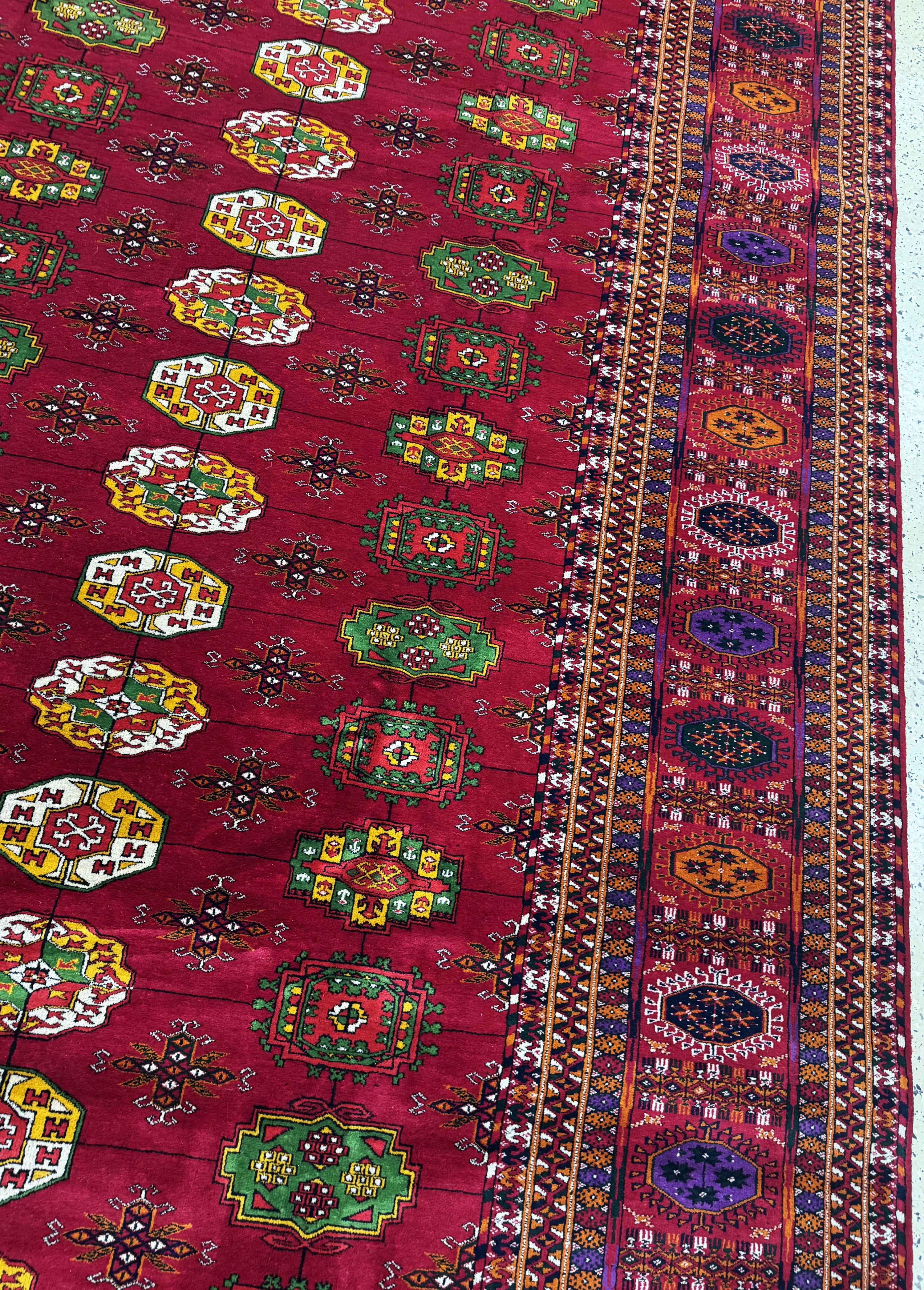Detail g: Buchara"Palastteppich", Turkmenistan, Auftragsarbeit, ca. 10 Jahre, Wolle auf Wolle,ca. 720 x 364 cm, untere Bordüre verfärbt & ...