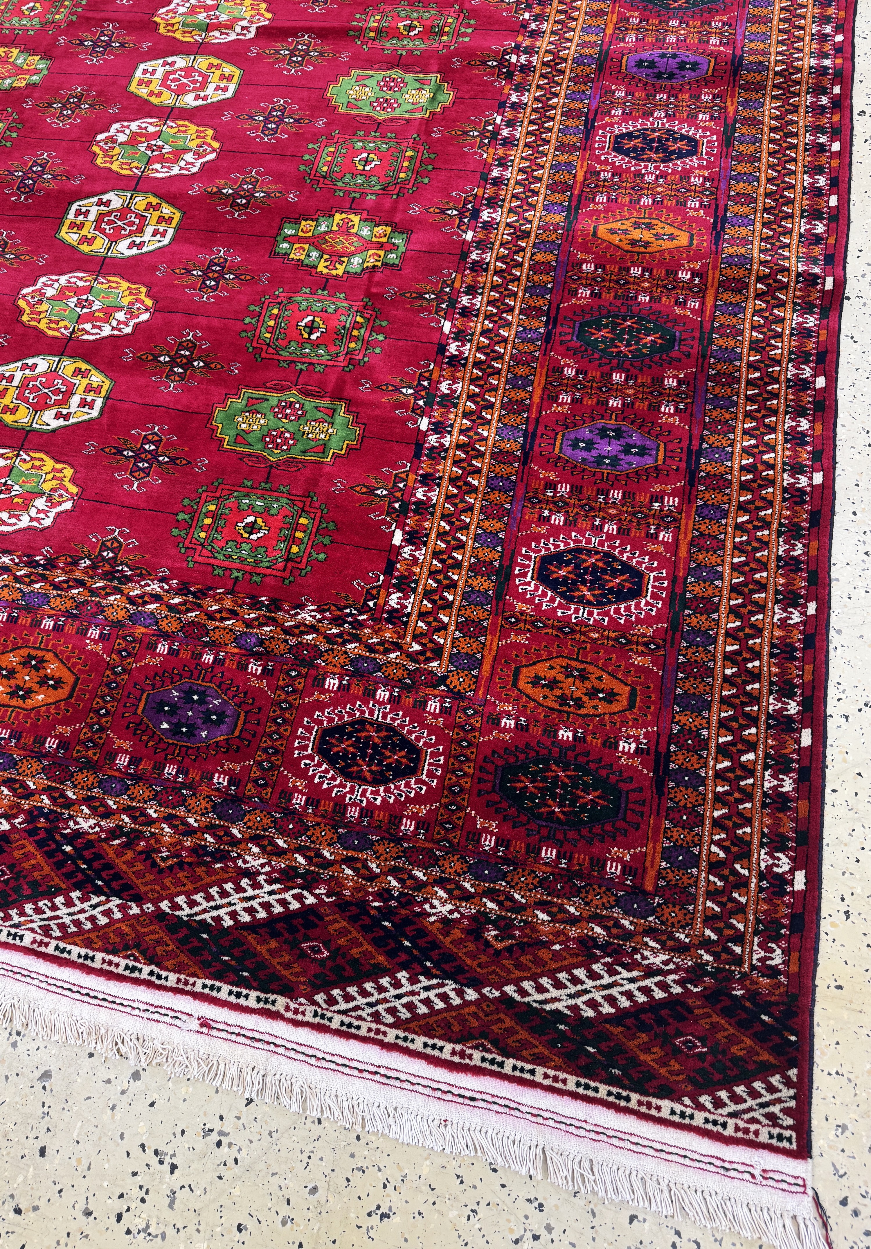 Detail j: Buchara"Palastteppich", Turkmenistan, Auftragsarbeit, ca. 10 Jahre, Wolle auf Wolle,ca. 720 x 364 cm, untere Bordüre verfärbt & ...