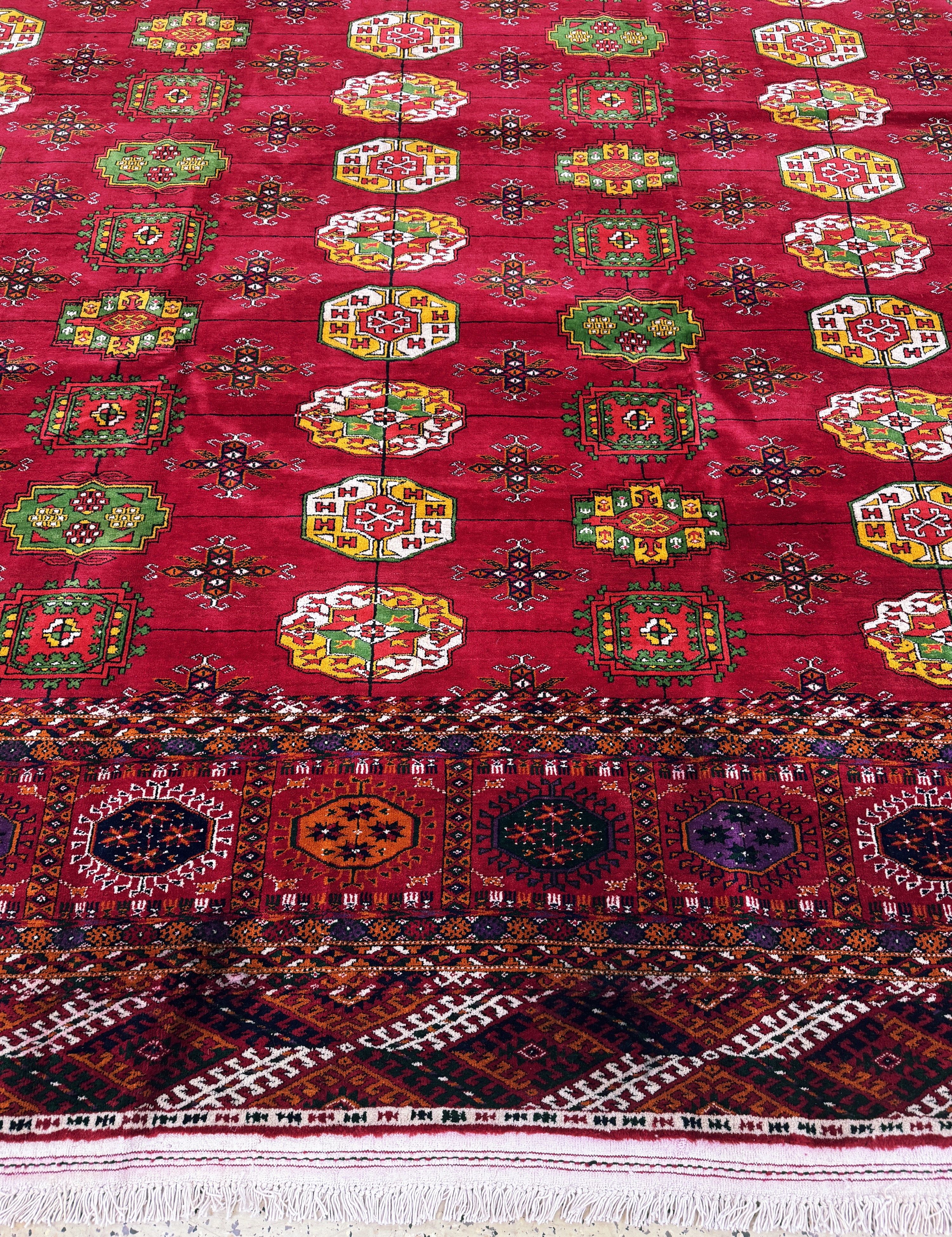 Detail k: Buchara"Palastteppich", Turkmenistan, Auftragsarbeit, ca. 10 Jahre, Wolle auf Wolle,ca. 720 x 364 cm, untere Bordüre verfärbt & ...