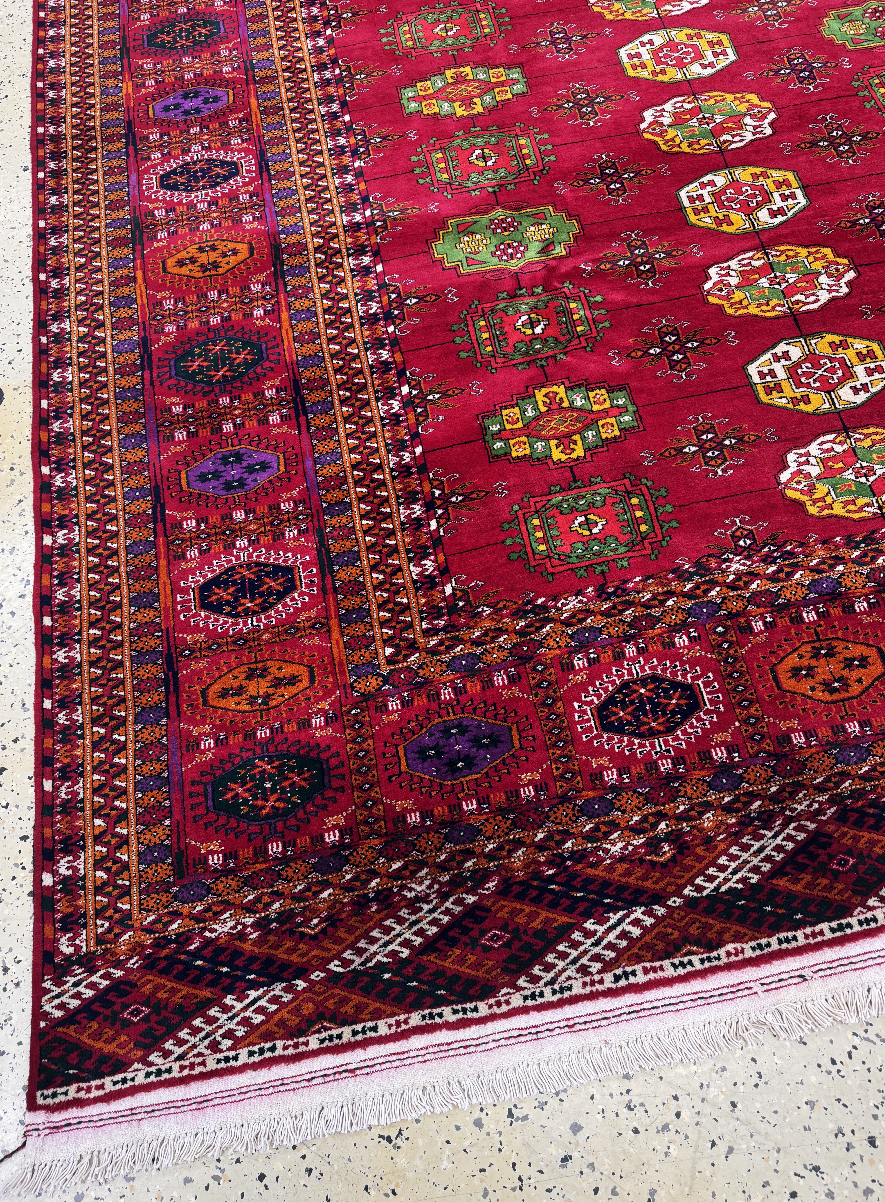 Detail l: Buchara"Palastteppich", Turkmenistan, Auftragsarbeit, ca. 10 Jahre, Wolle auf Wolle,ca. 720 x 364 cm, untere Bordüre verfärbt & ...
