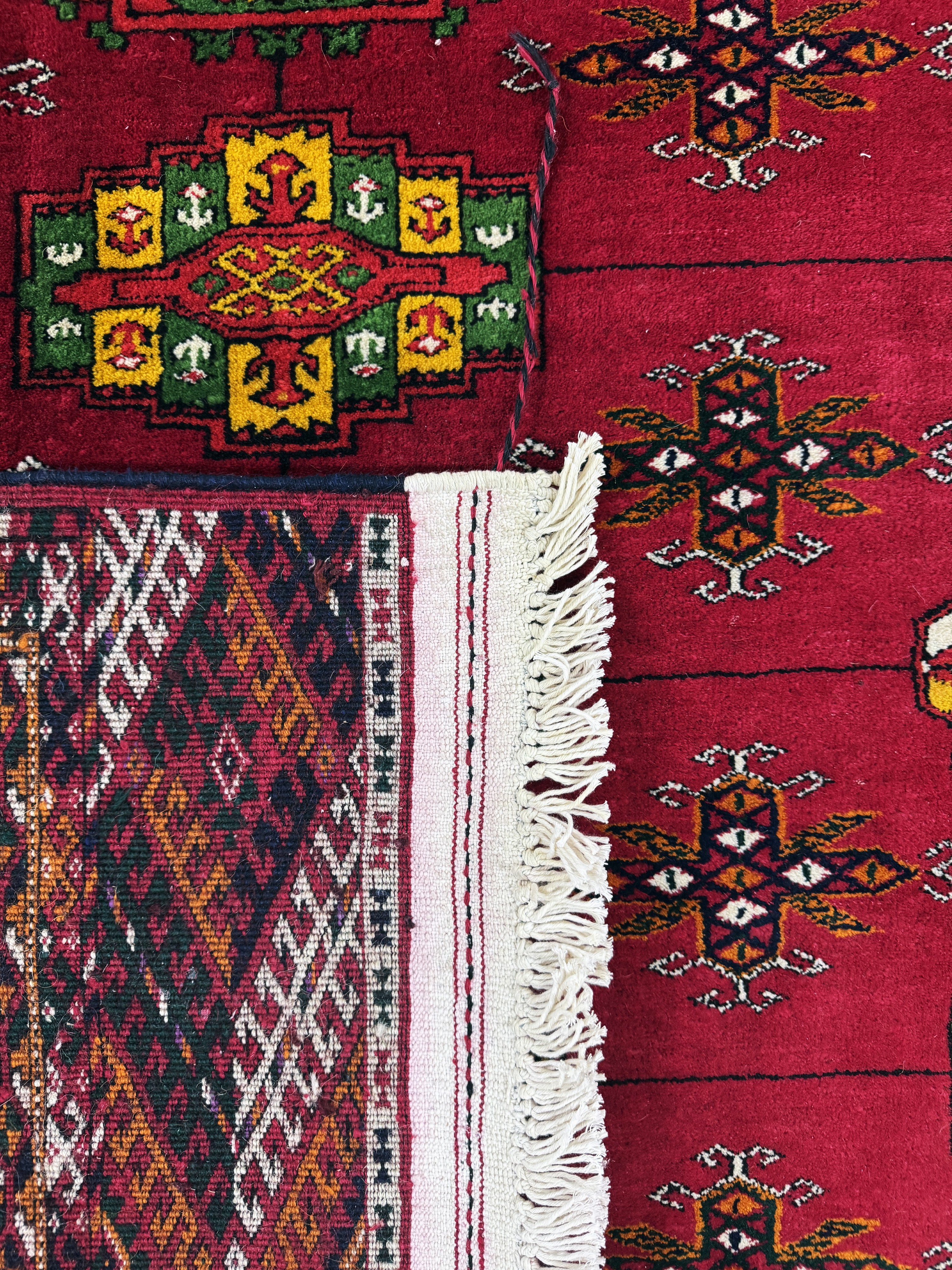 Detail m: Buchara"Palastteppich", Turkmenistan, Auftragsarbeit, ca. 10 Jahre, Wolle auf Wolle,ca. 720 x 364 cm, untere Bordüre verfärbt & ...