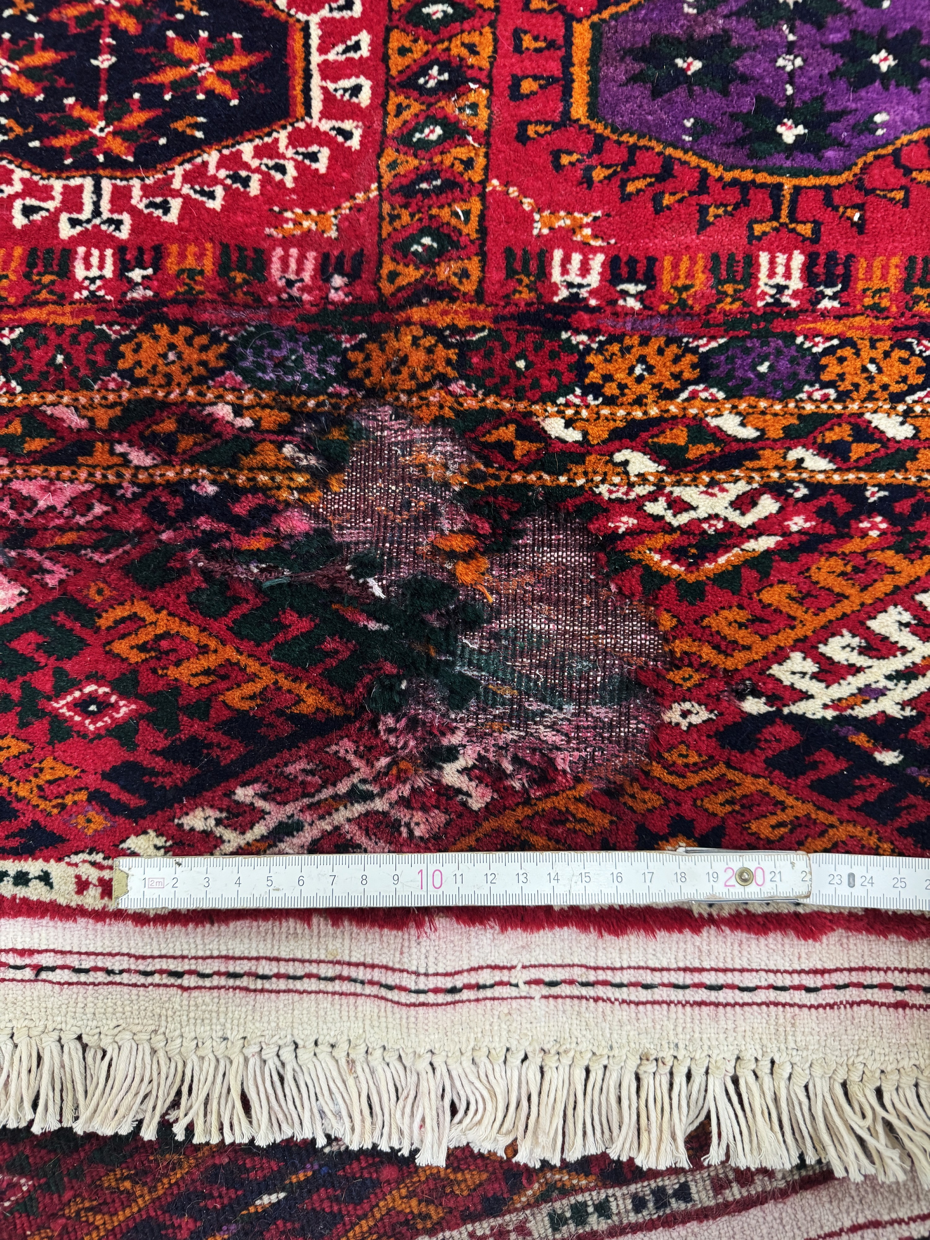 Detail n: Buchara"Palastteppich", Turkmenistan, Auftragsarbeit, ca. 10 Jahre, Wolle auf Wolle,ca. 720 x 364 cm, untere Bordüre verfärbt & ...