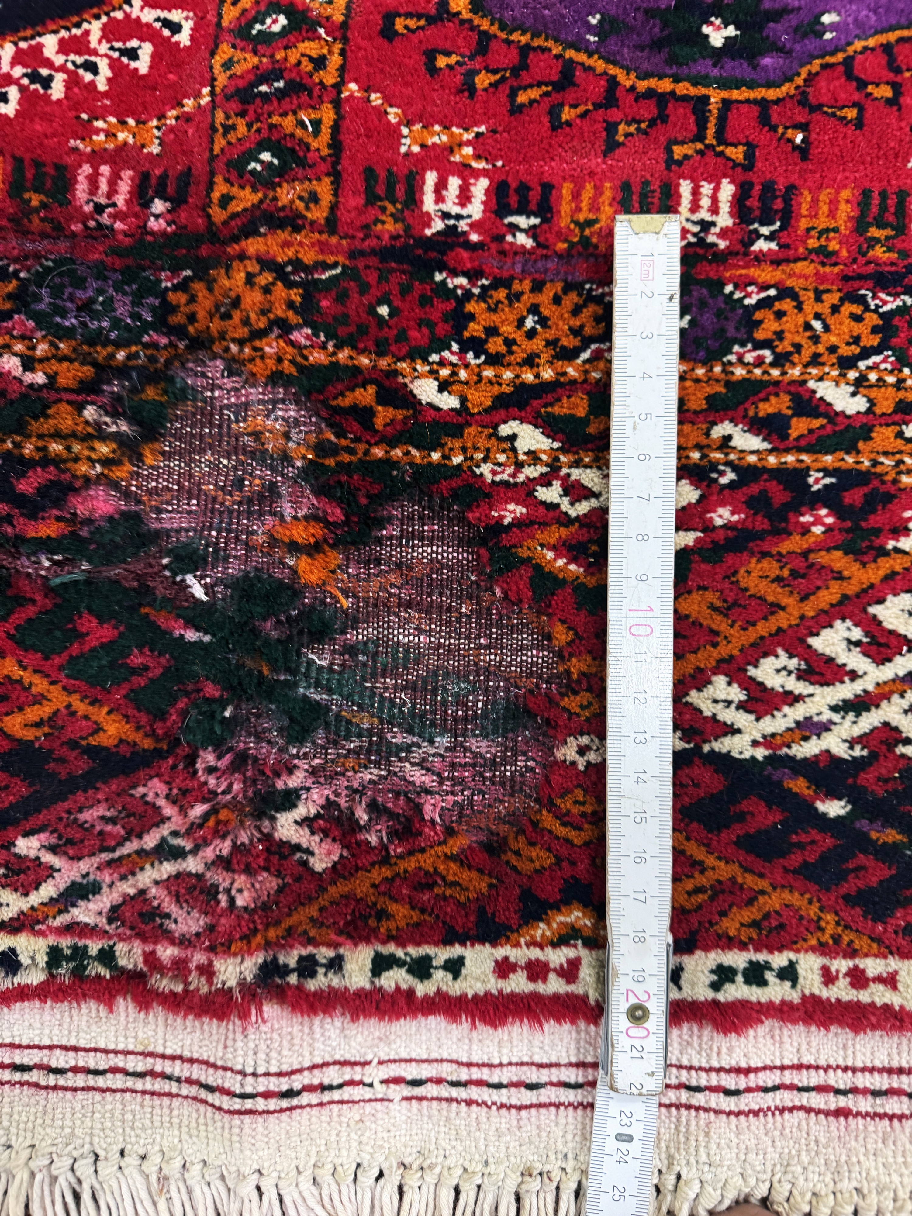 Detail o: Buchara"Palastteppich", Turkmenistan, Auftragsarbeit, ca. 10 Jahre, Wolle auf Wolle,ca. 720 x 364 cm, untere Bordüre verfärbt & ...