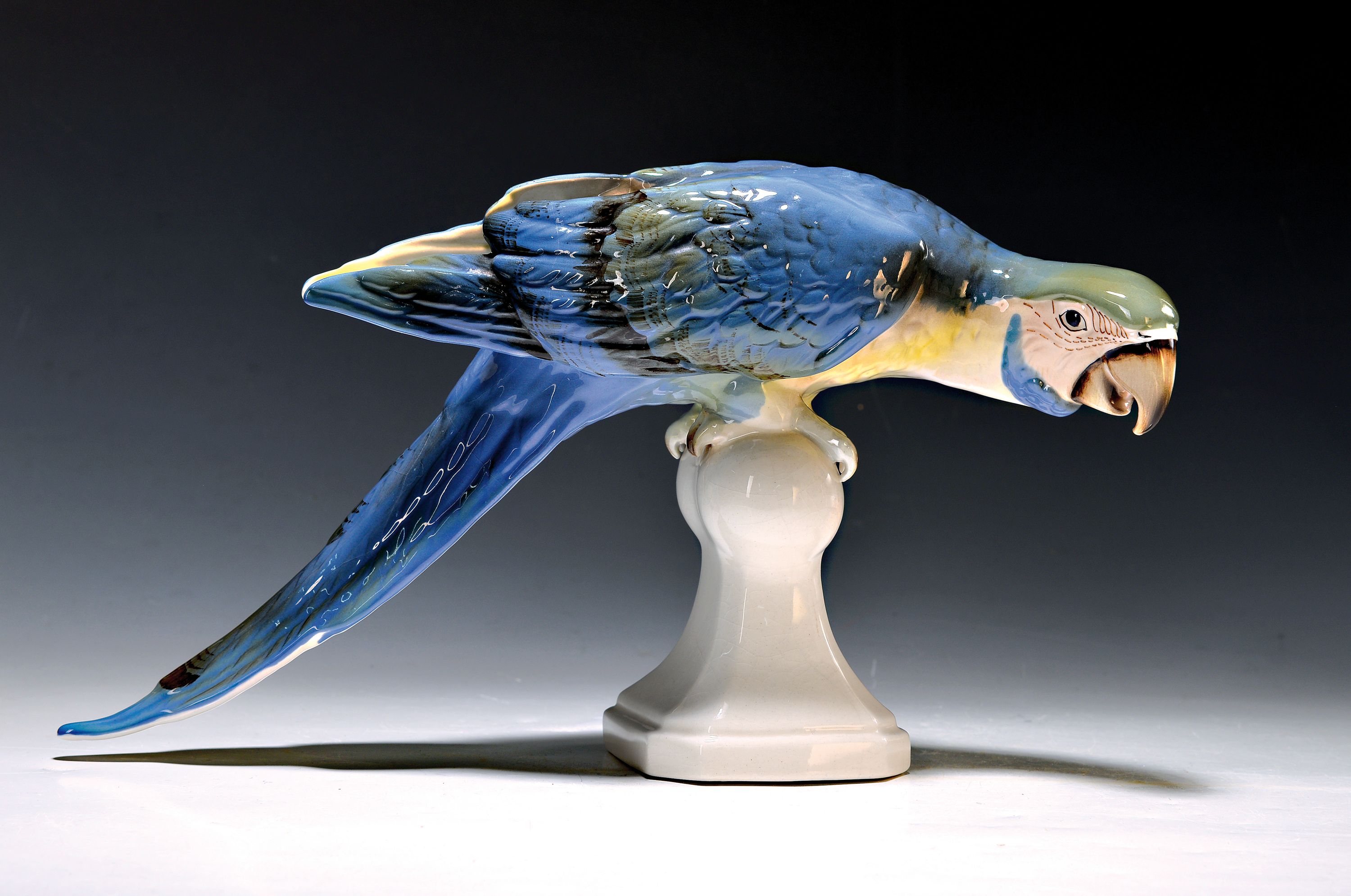 Porzellanfigur/Papagei, Royal Dux, 20. Jh., polychrom bemalt, L. ca. 22 x 40 cm, haarrissig bzw. krakeliert