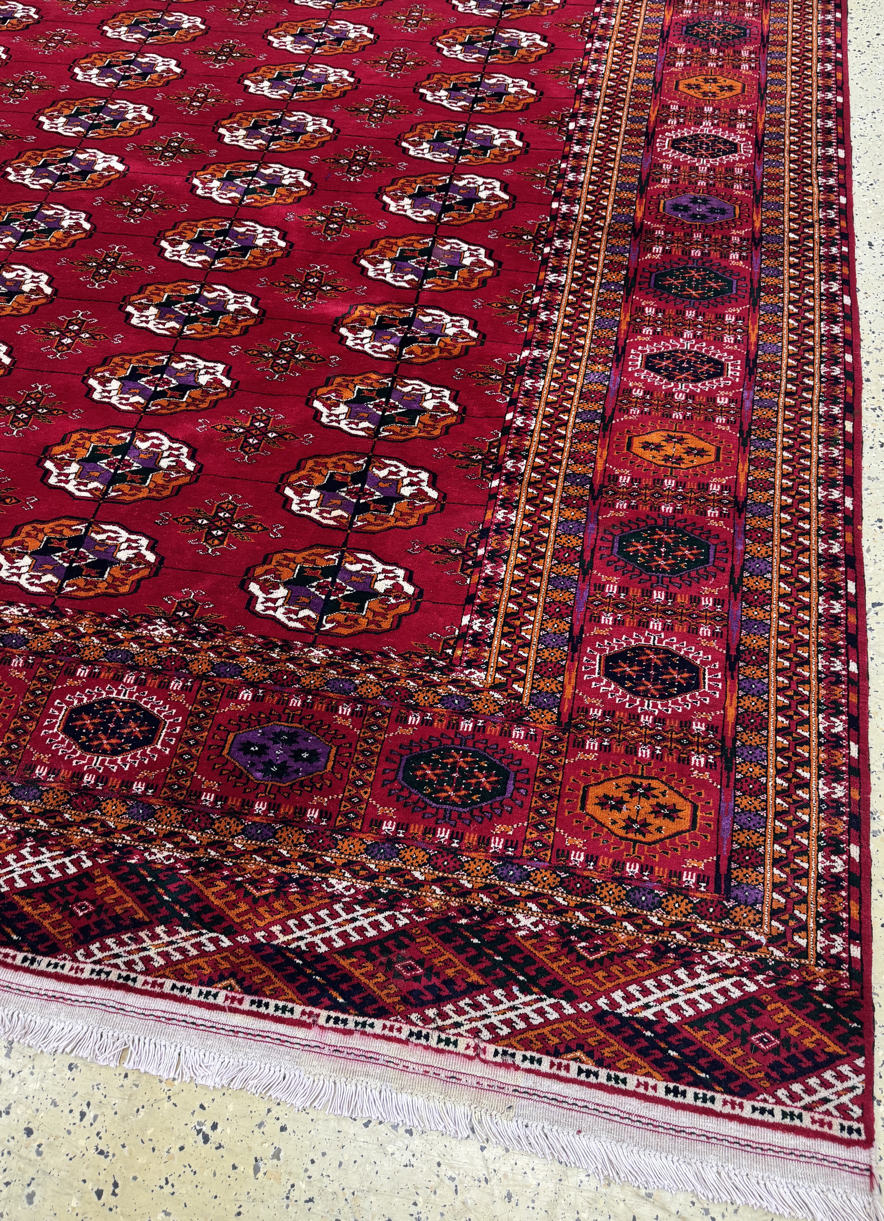 Detail a: Buchara"Palastteppich", Turkmenistan, Auftragsarbeit, ca. 10 Jahre, Wolle auf Wolle,ca. 711 x 364 cm, EHZ: 1-2(paar kleine Mottenfrass ...