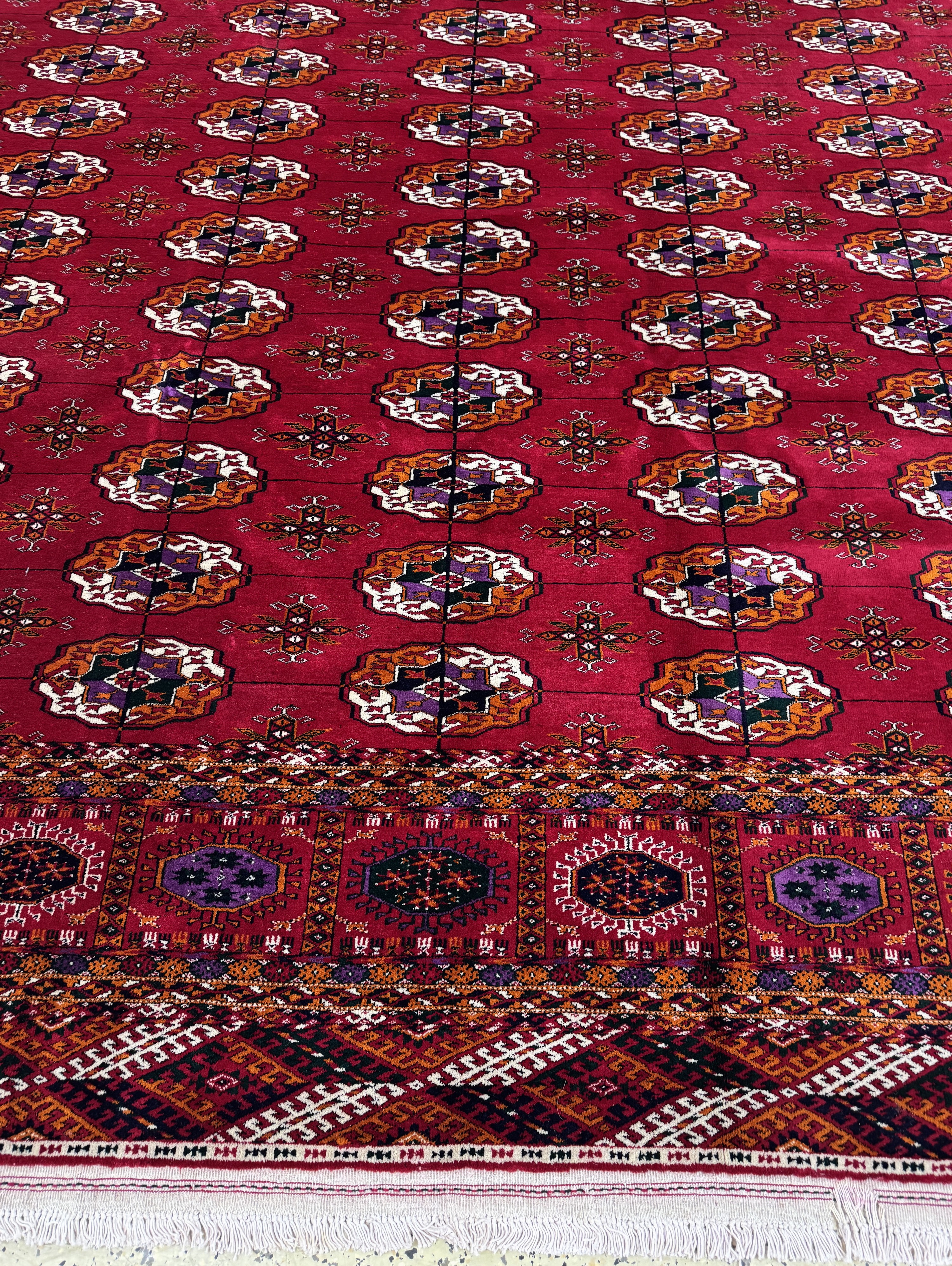 Detail b: Buchara"Palastteppich", Turkmenistan, Auftragsarbeit, ca. 10 Jahre, Wolle auf Wolle,ca. 711 x 364 cm, EHZ: 1-2(paar kleine Mottenfrass ...