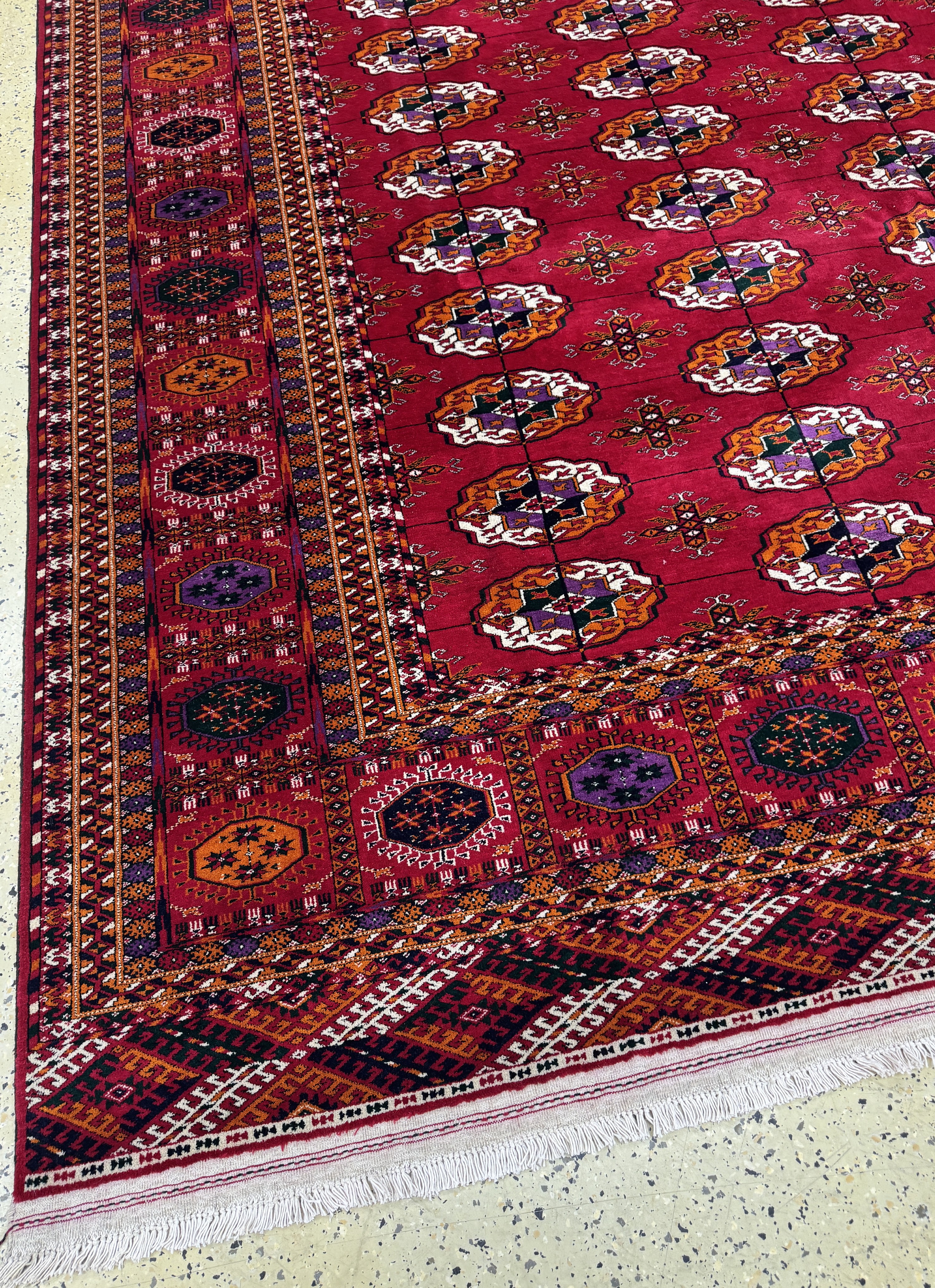 Detail c: Buchara"Palastteppich", Turkmenistan, Auftragsarbeit, ca. 10 Jahre, Wolle auf Wolle,ca. 711 x 364 cm, EHZ: 1-2(paar kleine Mottenfrass ...