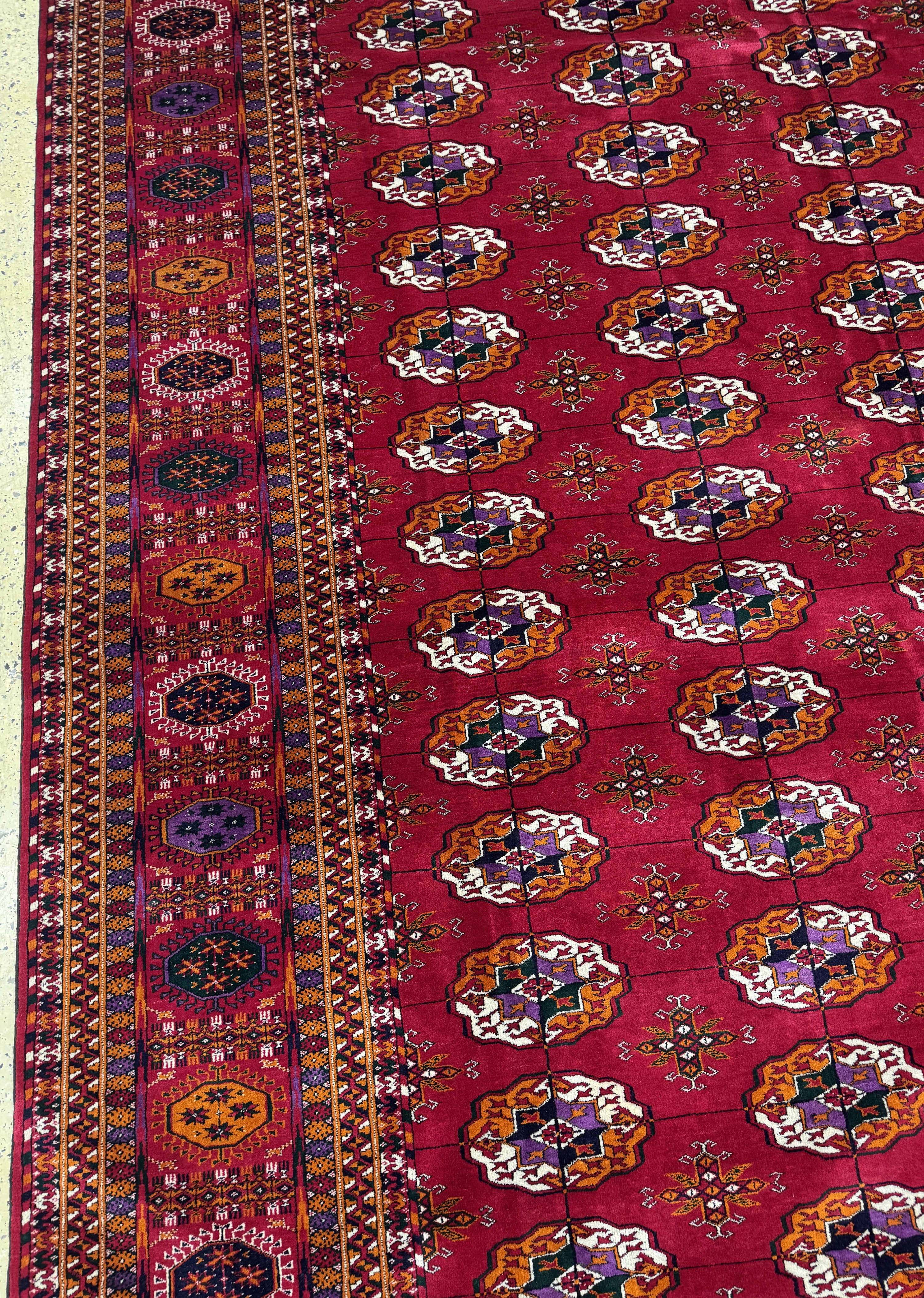 Detail d: Buchara"Palastteppich", Turkmenistan, Auftragsarbeit, ca. 10 Jahre, Wolle auf Wolle,ca. 711 x 364 cm, EHZ: 1-2(paar kleine Mottenfrass ...