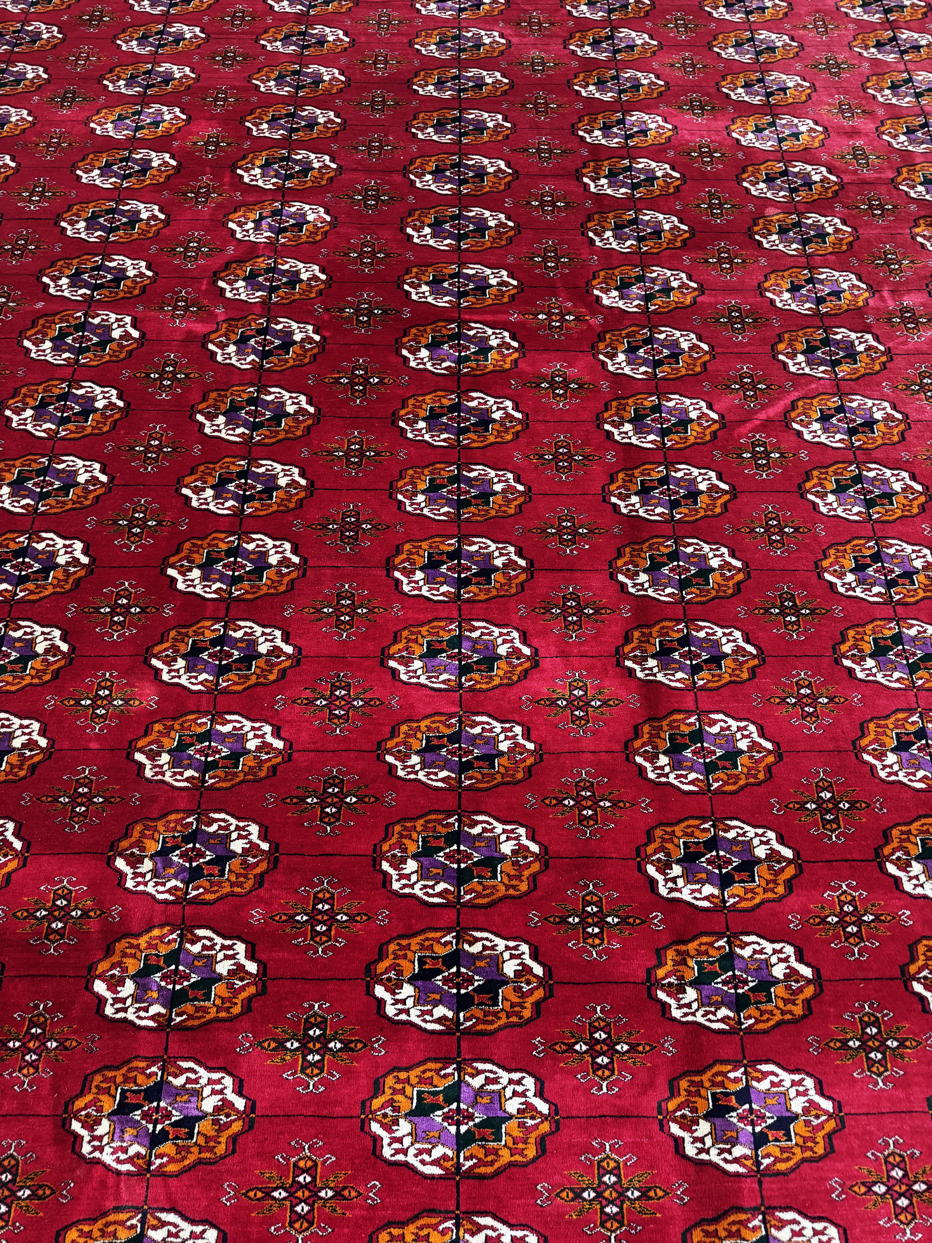 Detail e: Buchara"Palastteppich", Turkmenistan, Auftragsarbeit, ca. 10 Jahre, Wolle auf Wolle,ca. 711 x 364 cm, EHZ: 1-2(paar kleine Mottenfrass ...