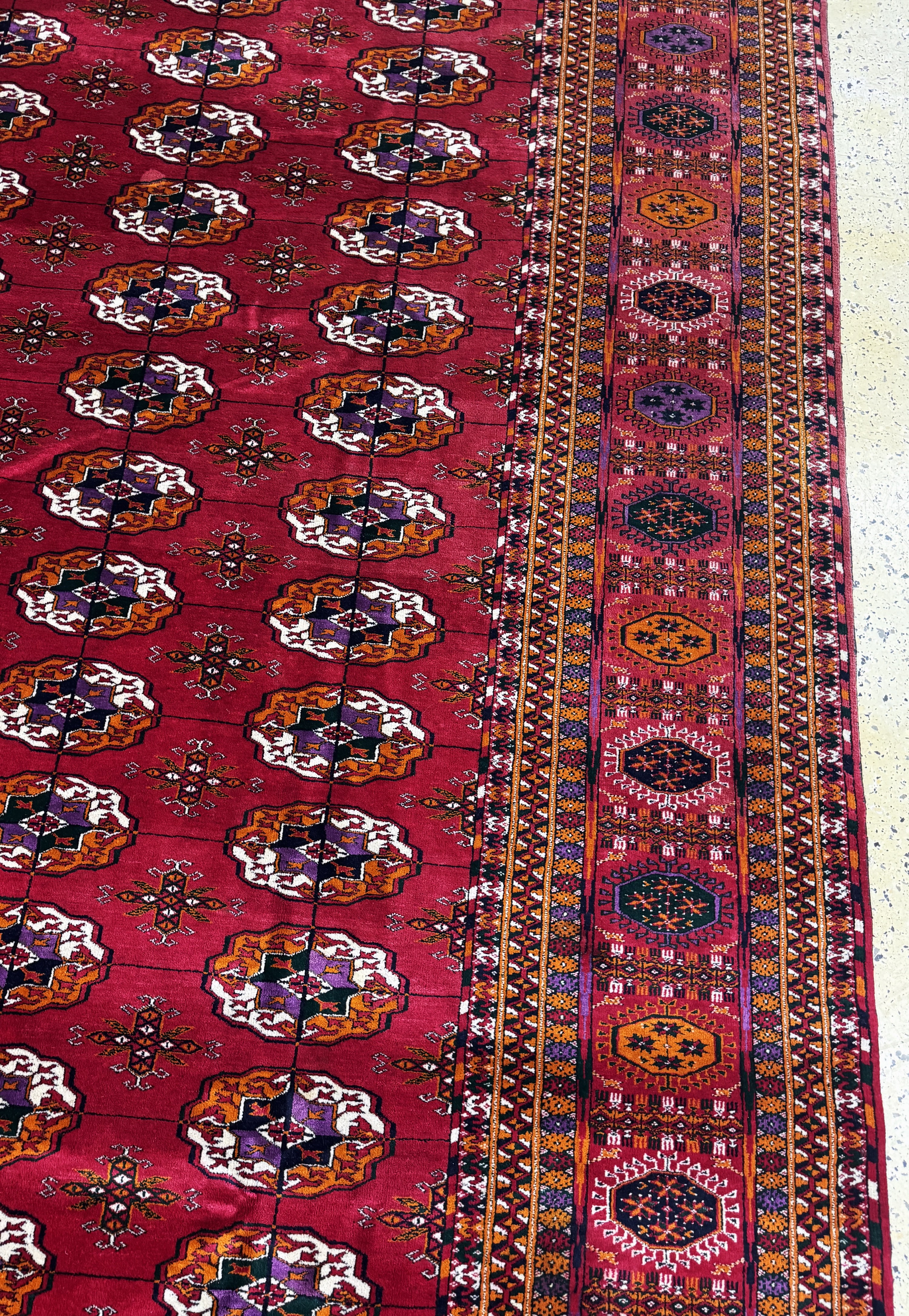 Detail f: Buchara"Palastteppich", Turkmenistan, Auftragsarbeit, ca. 10 Jahre, Wolle auf Wolle,ca. 711 x 364 cm, EHZ: 1-2(paar kleine Mottenfrass ...