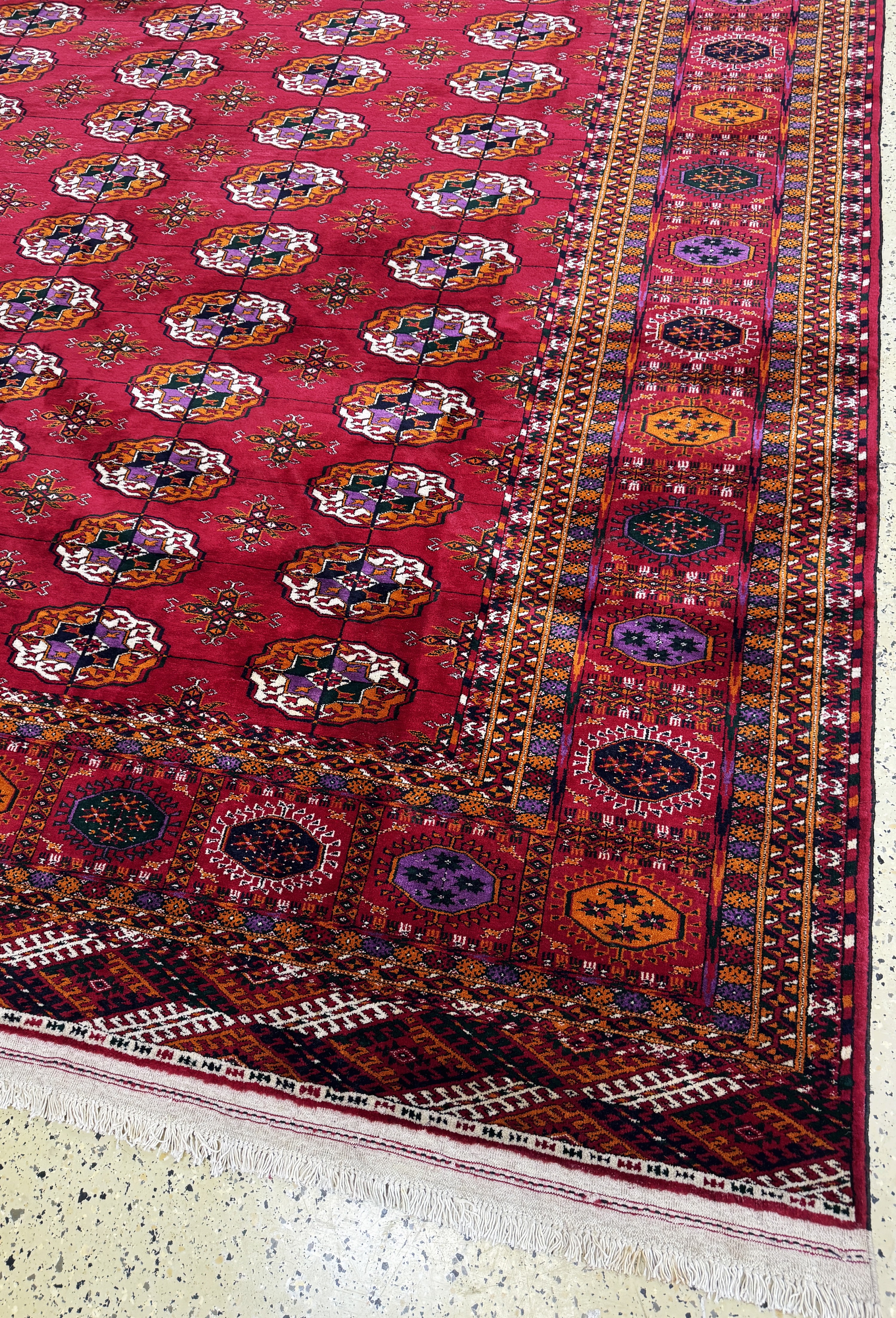 Detail g: Buchara"Palastteppich", Turkmenistan, Auftragsarbeit, ca. 10 Jahre, Wolle auf Wolle,ca. 711 x 364 cm, EHZ: 1-2(paar kleine Mottenfrass ...