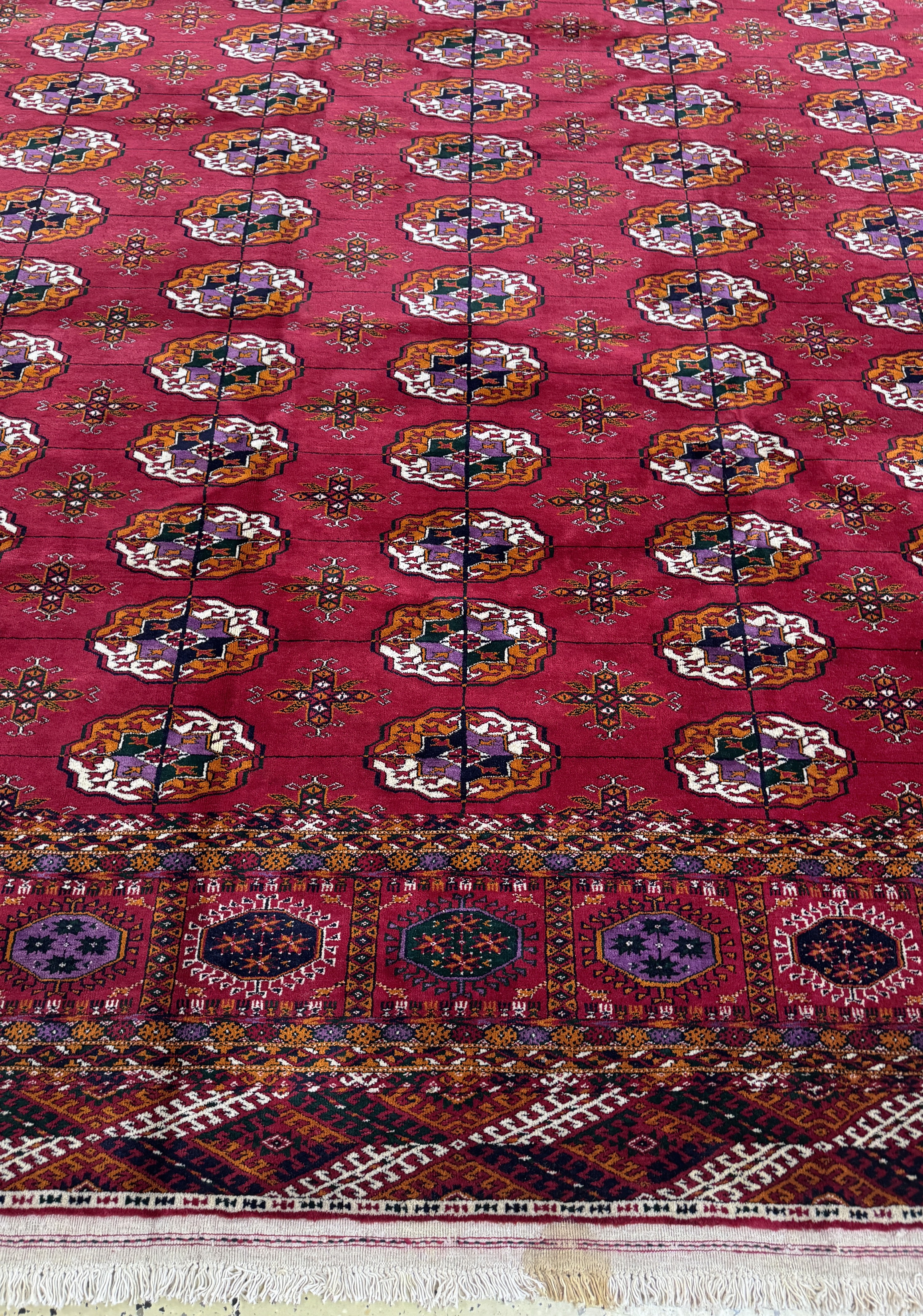 Detail h: Buchara"Palastteppich", Turkmenistan, Auftragsarbeit, ca. 10 Jahre, Wolle auf Wolle,ca. 711 x 364 cm, EHZ: 1-2(paar kleine Mottenfrass ...