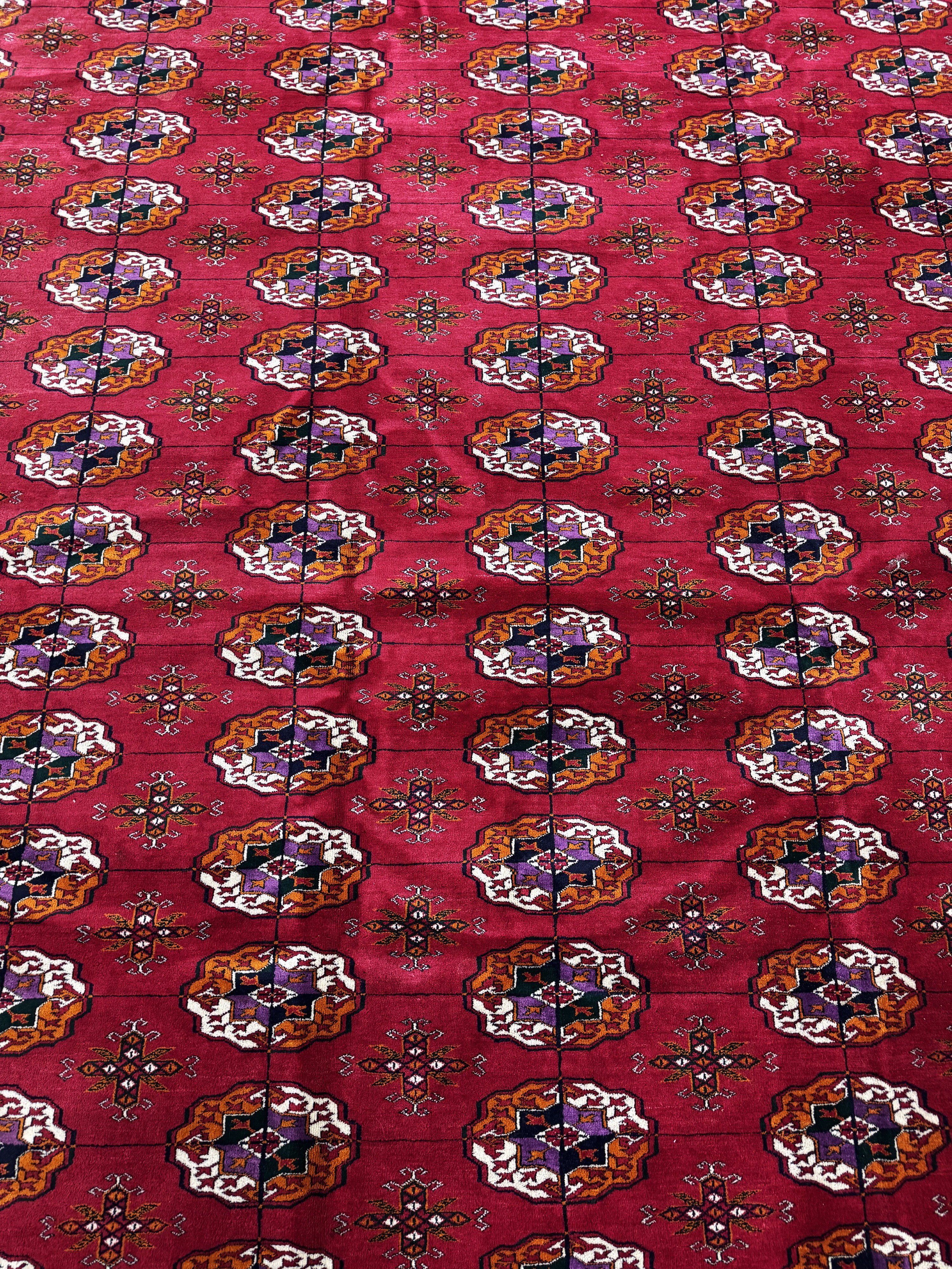 Detail k: Buchara"Palastteppich", Turkmenistan, Auftragsarbeit, ca. 10 Jahre, Wolle auf Wolle,ca. 711 x 364 cm, EHZ: 1-2(paar kleine Mottenfrass ...