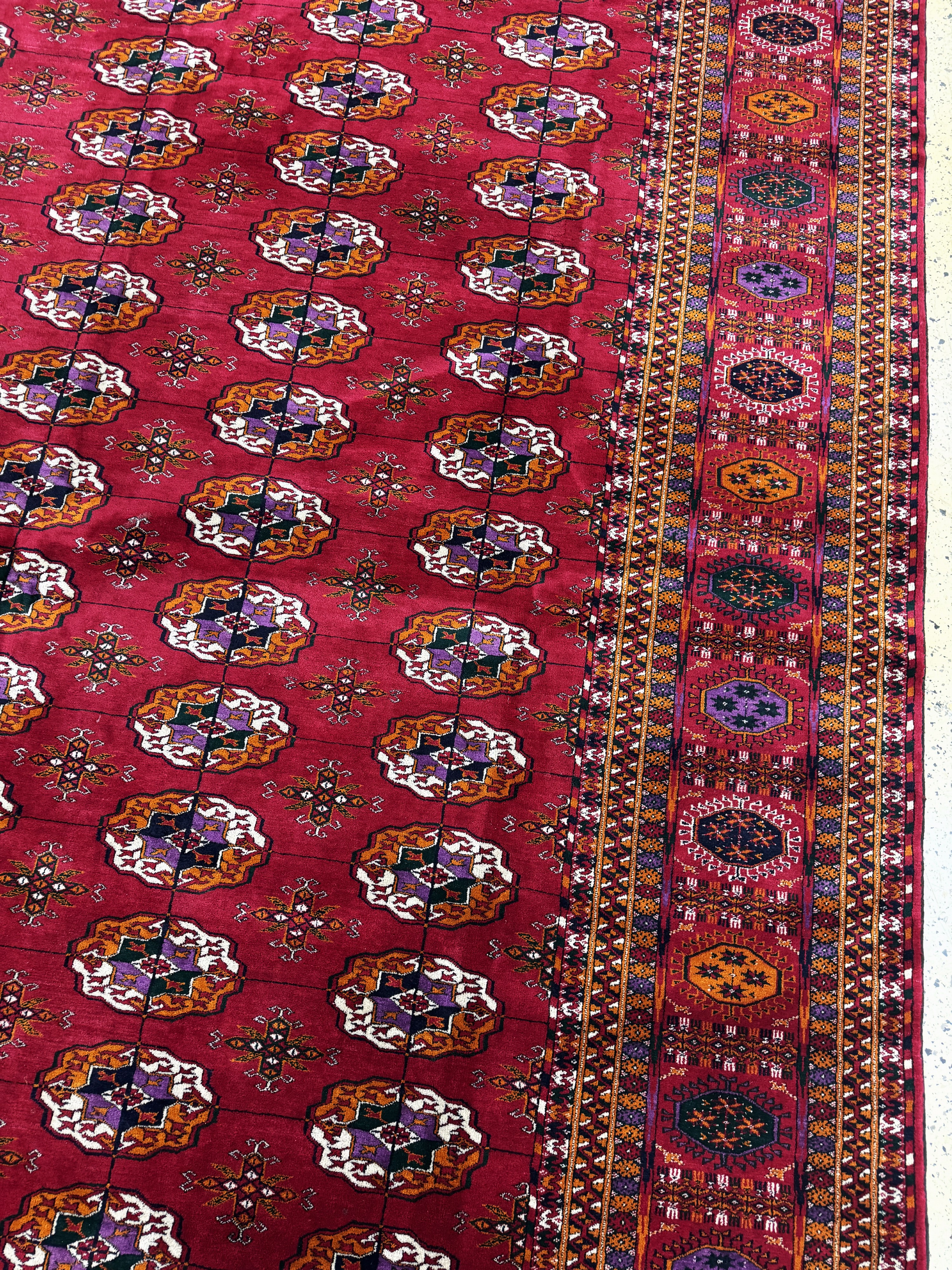 Detail l: Buchara"Palastteppich", Turkmenistan, Auftragsarbeit, ca. 10 Jahre, Wolle auf Wolle,ca. 711 x 364 cm, EHZ: 1-2(paar kleine Mottenfrass ...