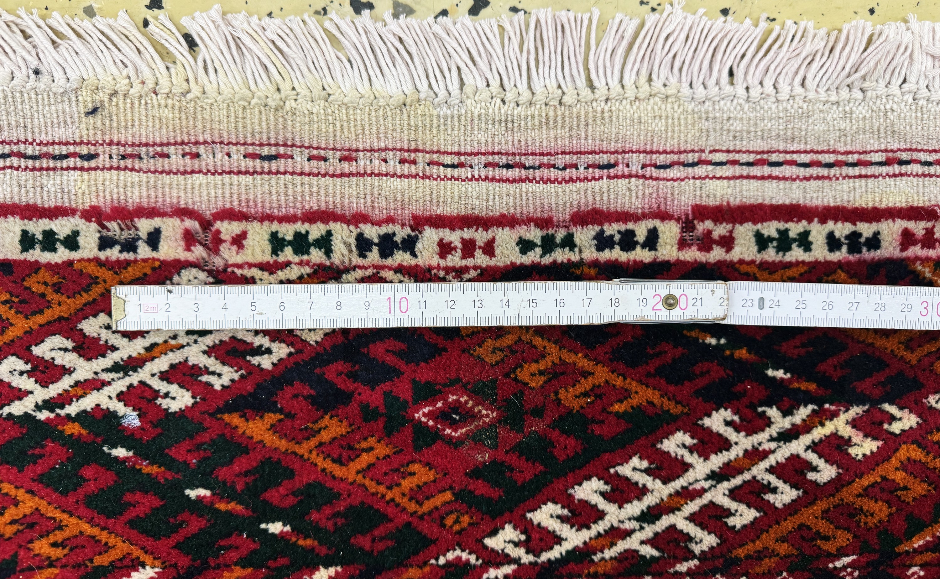 Detail s: Buchara"Palastteppich", Turkmenistan, Auftragsarbeit, ca. 10 Jahre, Wolle auf Wolle,ca. 711 x 364 cm, EHZ: 1-2(paar kleine Mottenfrass ...