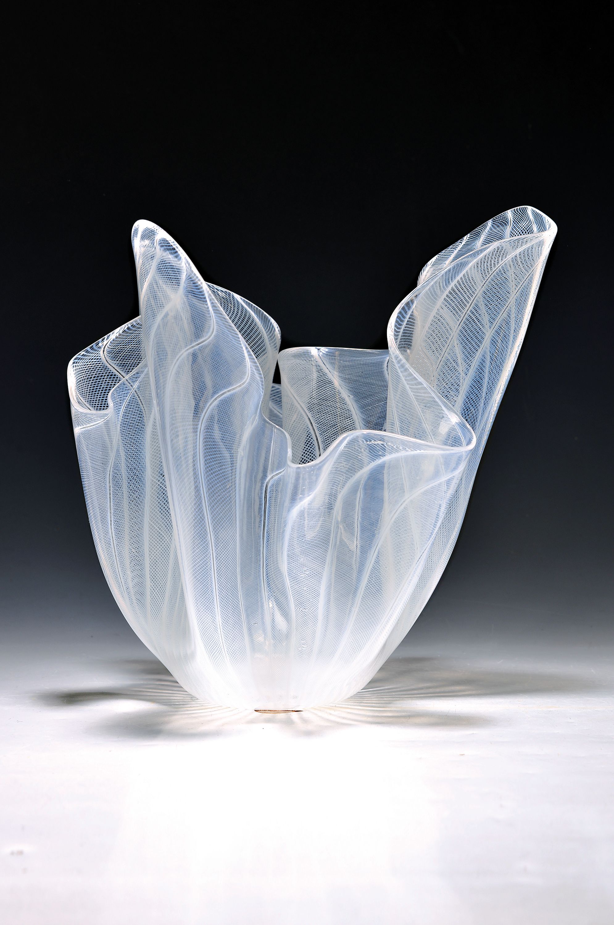Gr. Vase/Taschentuchvase, Venini, Fazzoletto, farbloses Glas, mit weißen gitterförmigen Einschmelzungen, Ätzsignatur, H. ca. 27 cm, B. ca. 29 cm