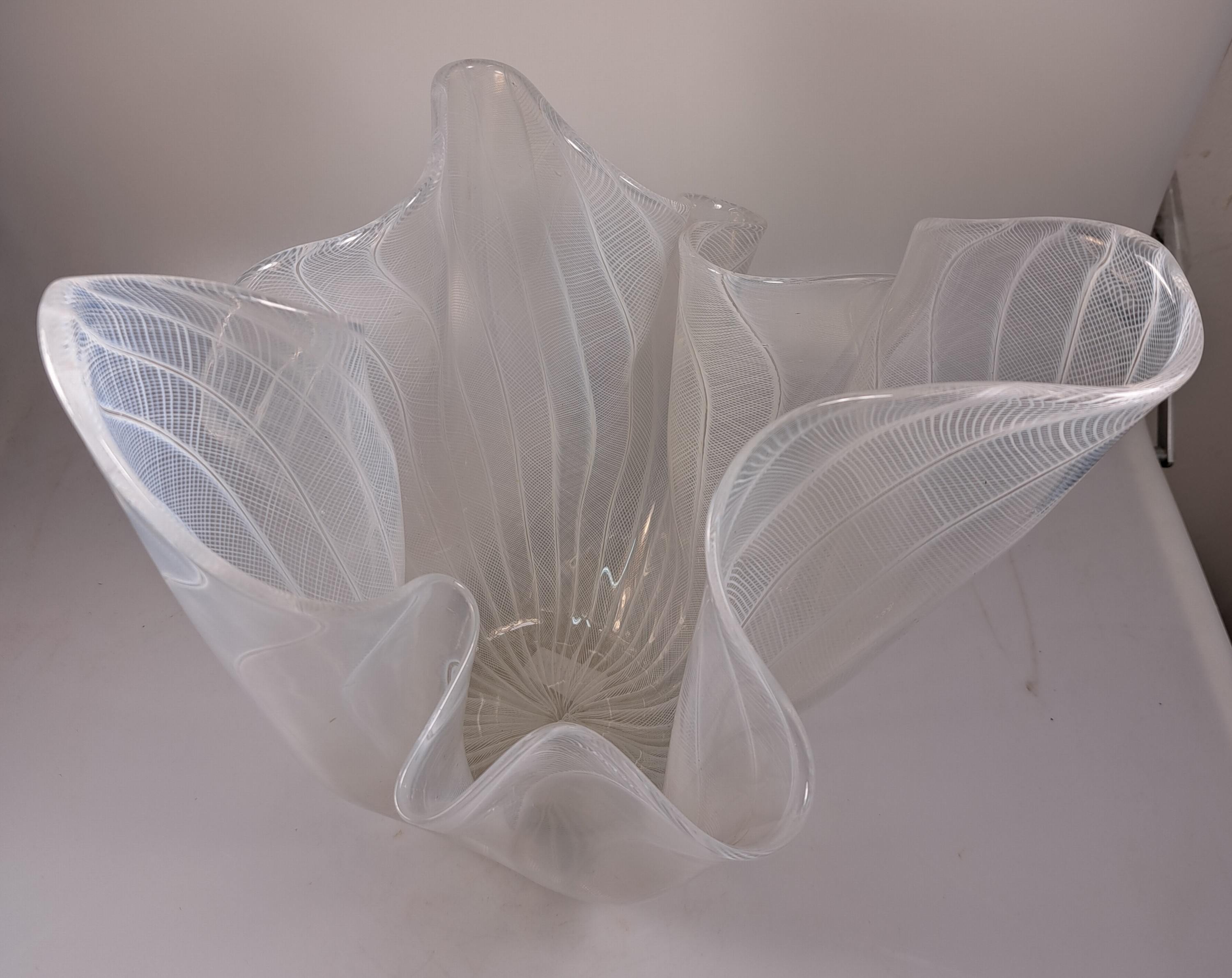 Detail a: Gr. Vase/Taschentuchvase, Venini, Fazzoletto, farbloses Glas, mit weißen gitterförmigen Einschmelzungen, Ätzsignatur, H. ca. 27 cm, B. ca. 29 cm