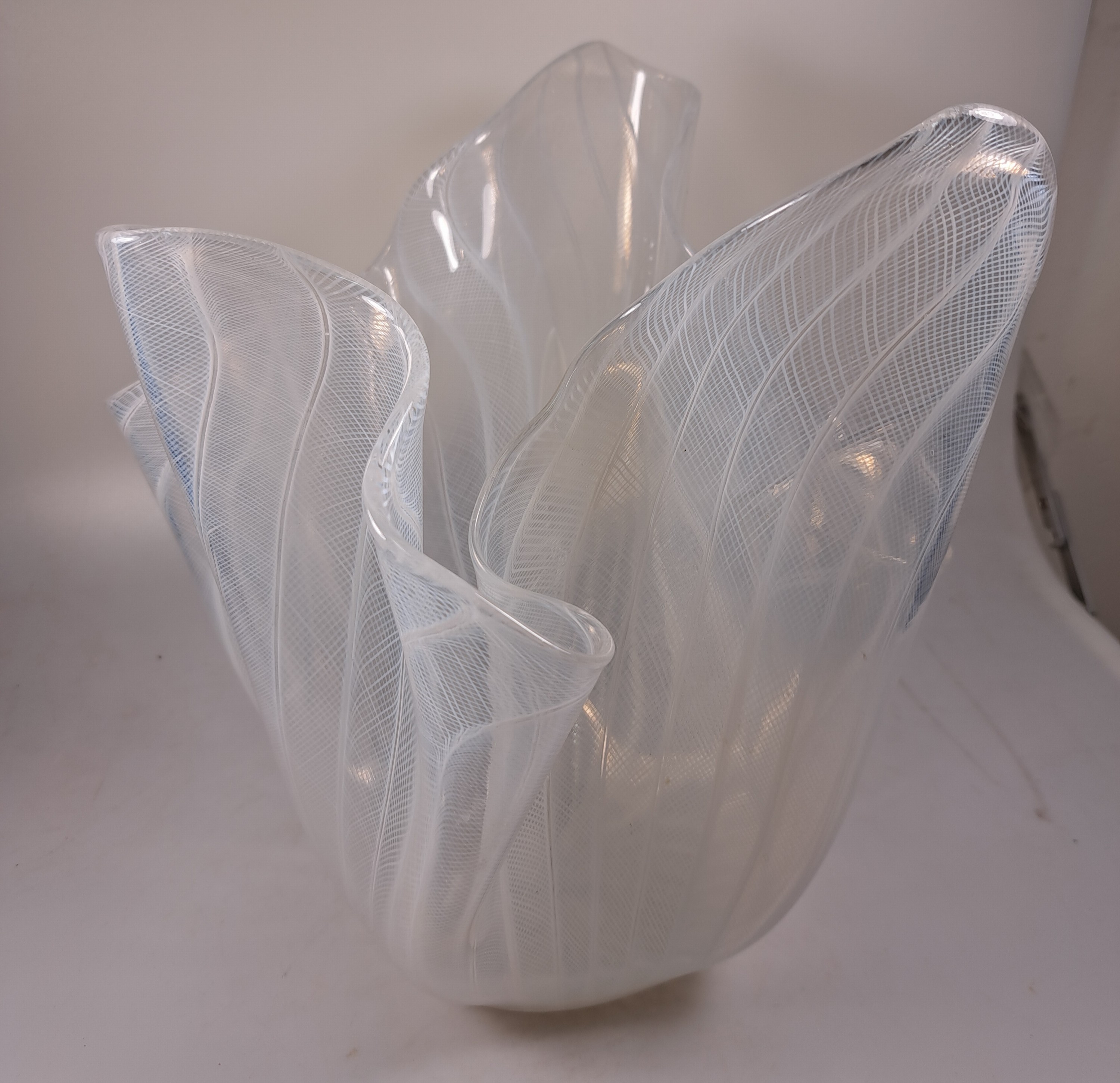 Detail c: Gr. Vase/Taschentuchvase, Venini, Fazzoletto, farbloses Glas, mit weißen gitterförmigen Einschmelzungen, Ätzsignatur, H. ca. 27 cm, B. ca. 29 cm